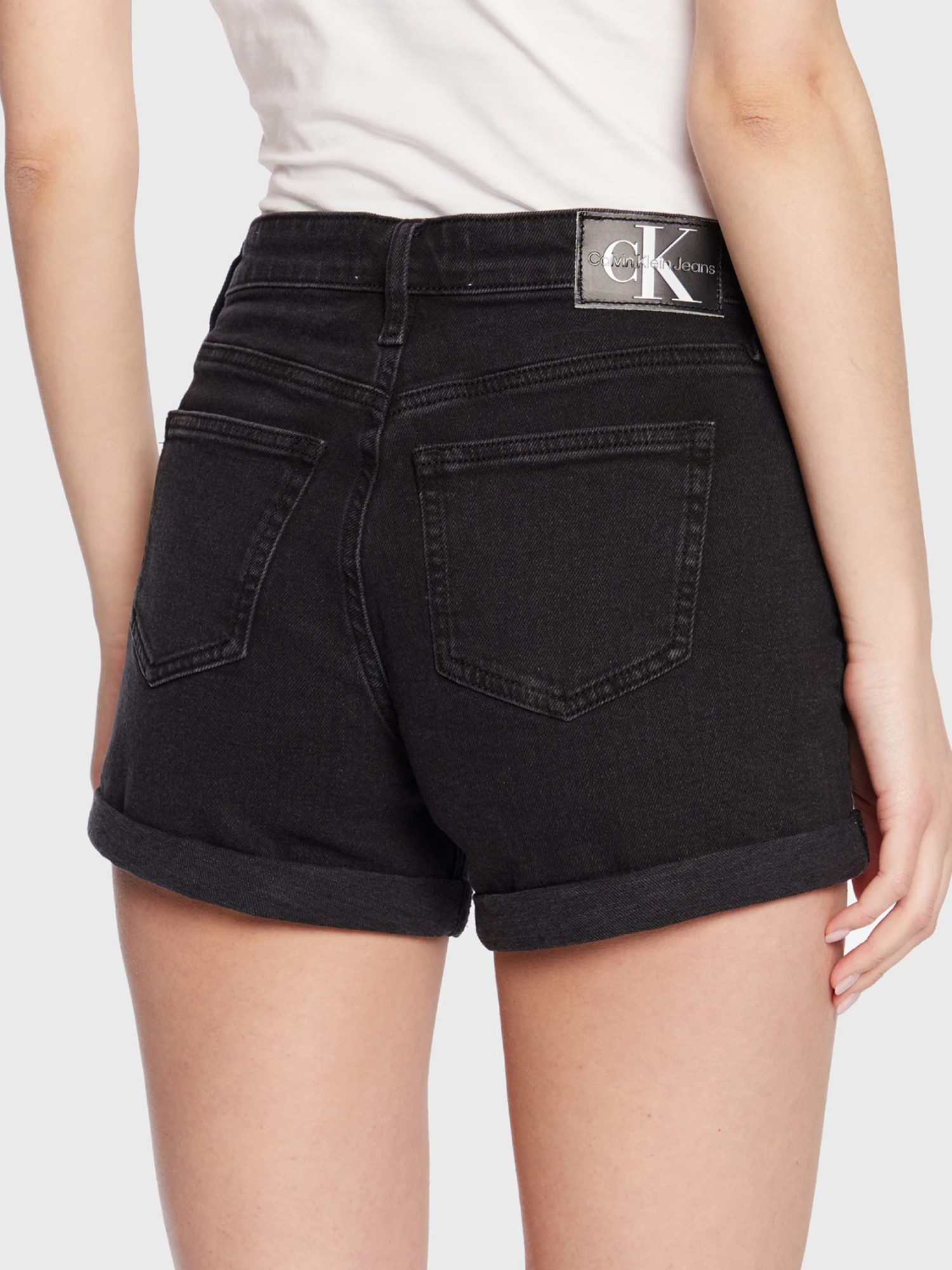 detail Calvin Klein dámské černé džínové šortky