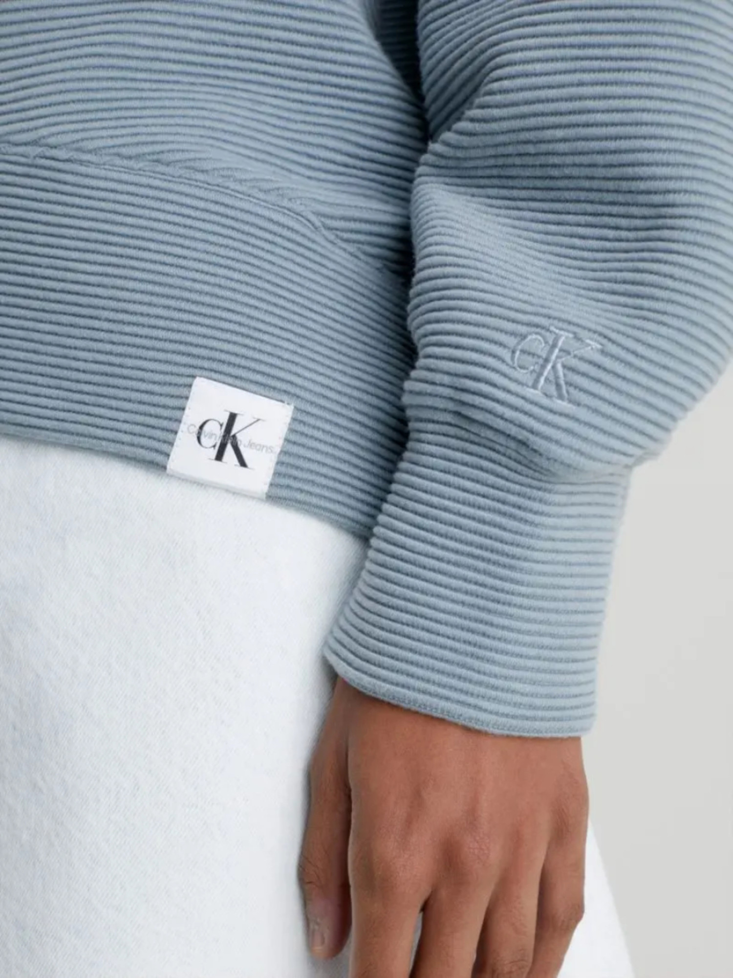 detail Calvin Klein dámská šedá mikina