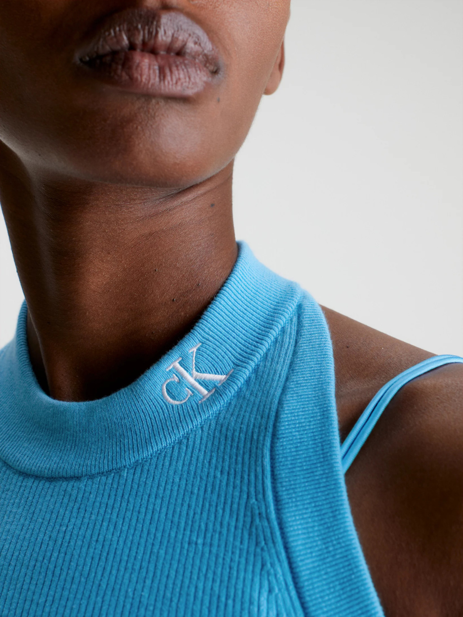 detail Calvin Klein dámské modré šaty HALTERNECK KNITTED DRESS