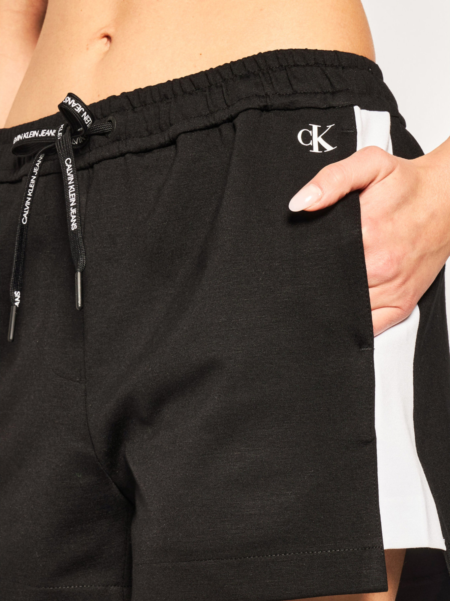 detail Calvin Klein dámské černé šortky