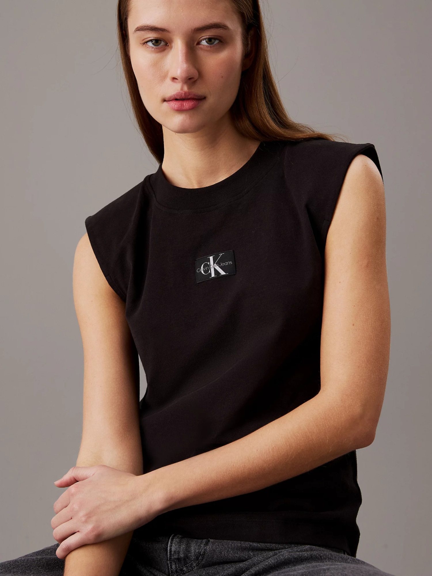 detail Calvin Klein dámské černé tričko