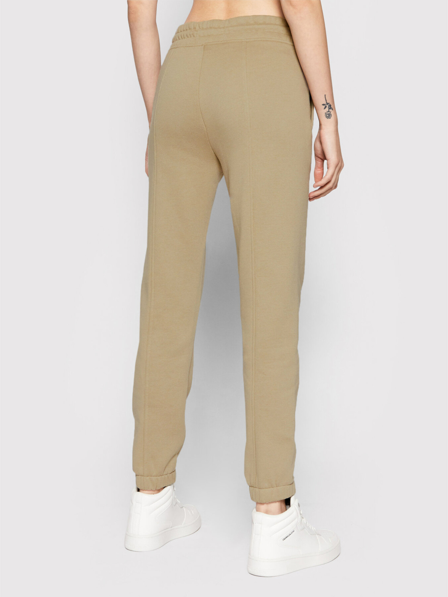 detail Calvin Klein dámské béžové tepláky