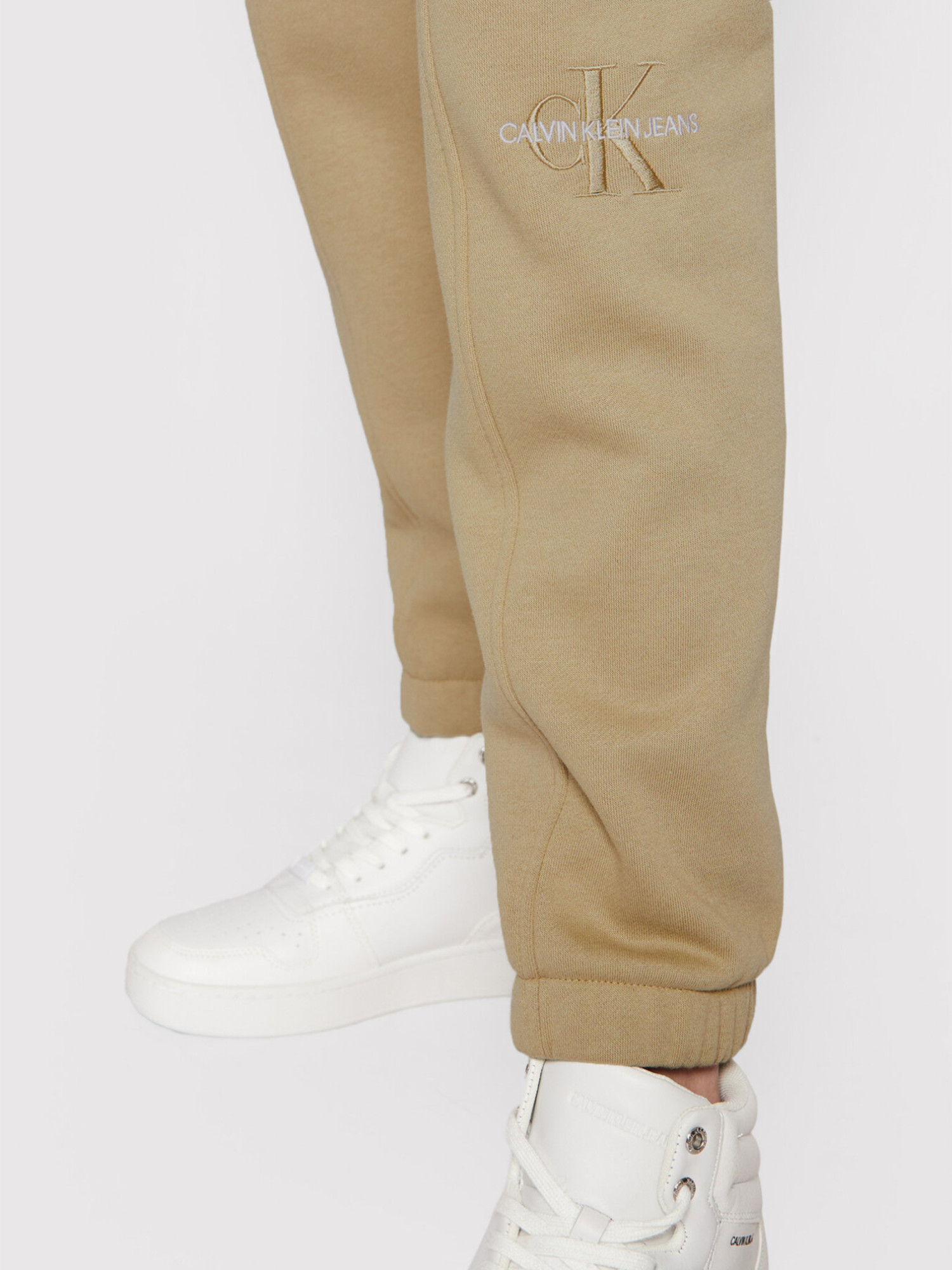 detail Calvin Klein dámské béžové tepláky