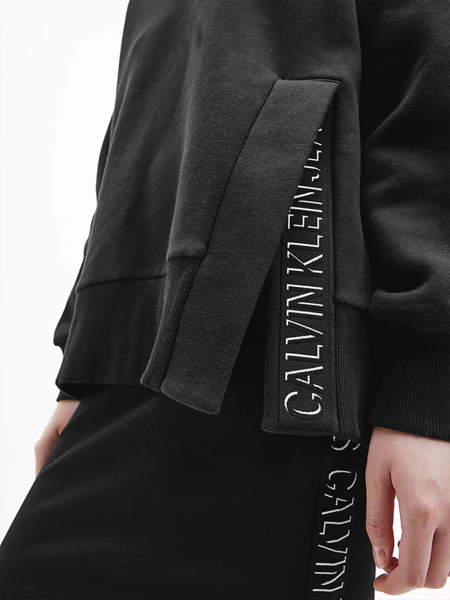 detail Calvin Klein dámská černá mikina