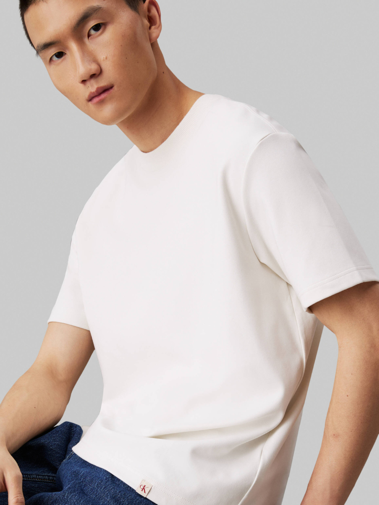 detail Calvin Klein pánské krémové tričko