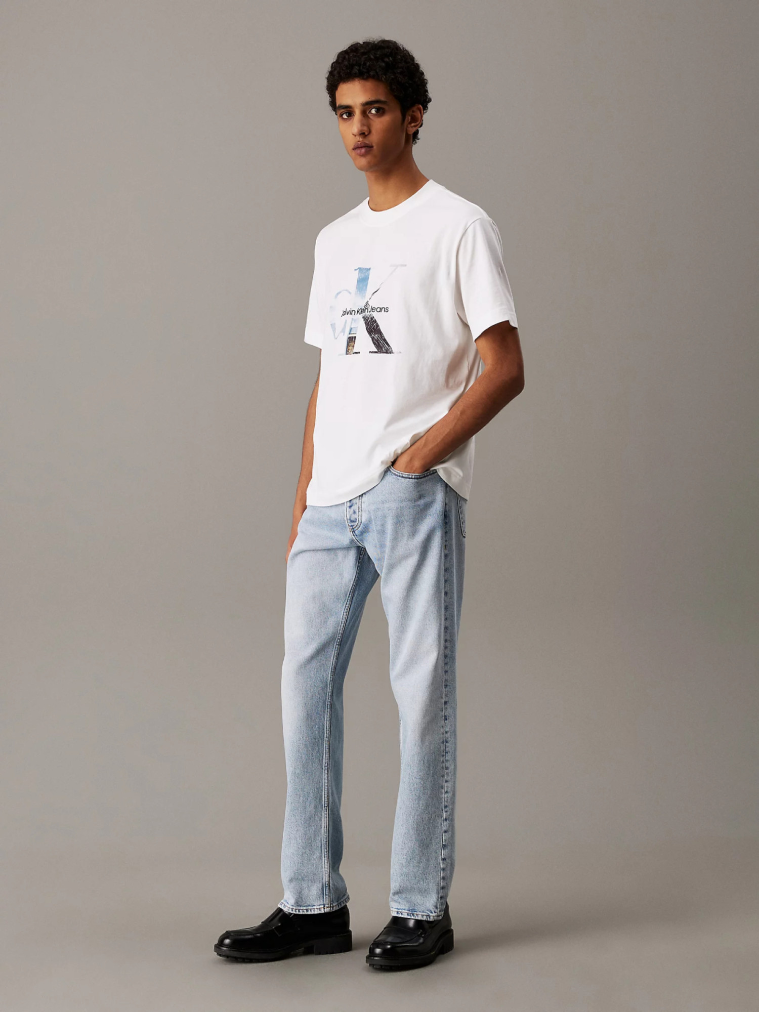 detail Calvin Klein pánské bílé tričko