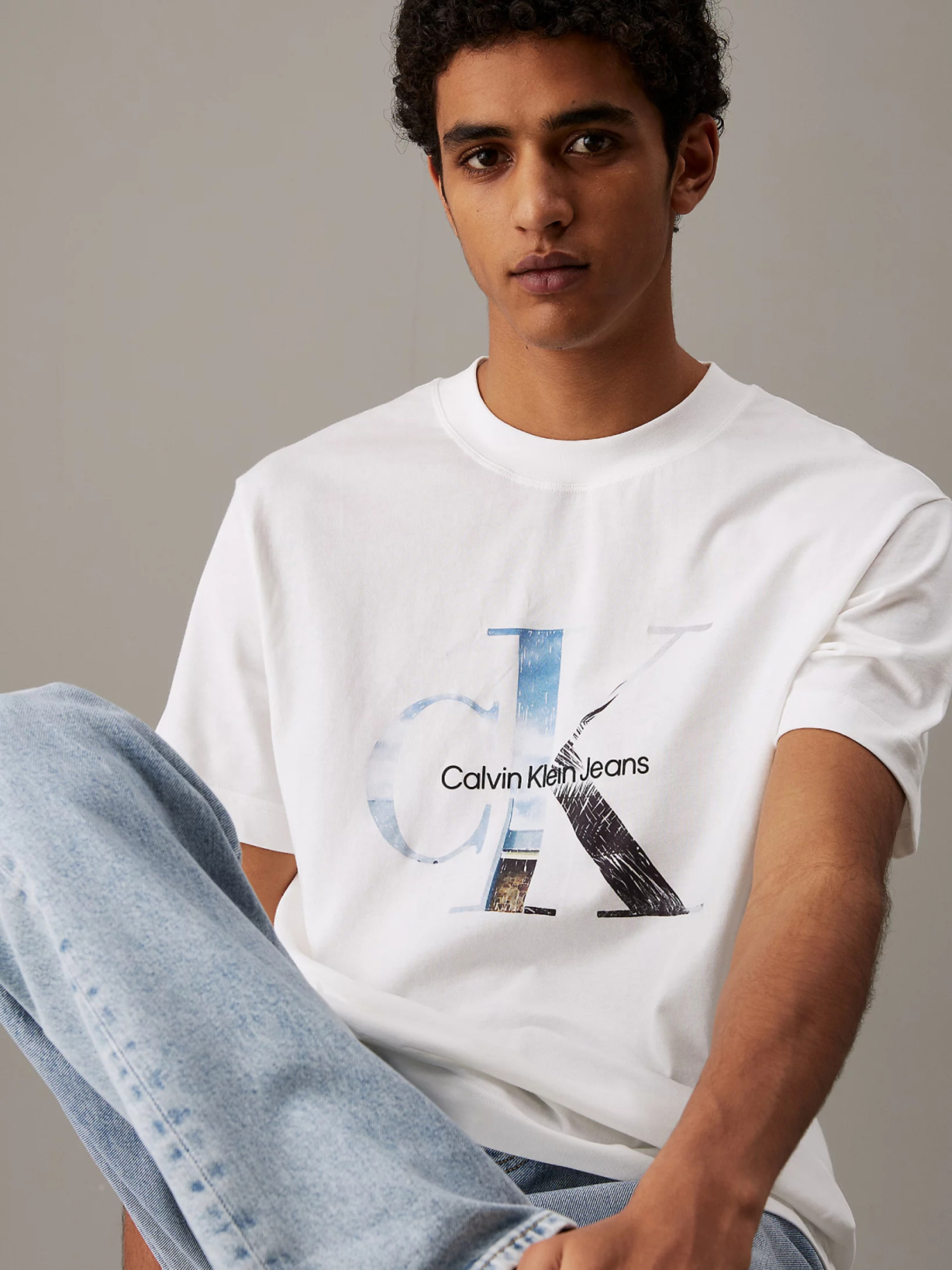 detail Calvin Klein pánské bílé tričko