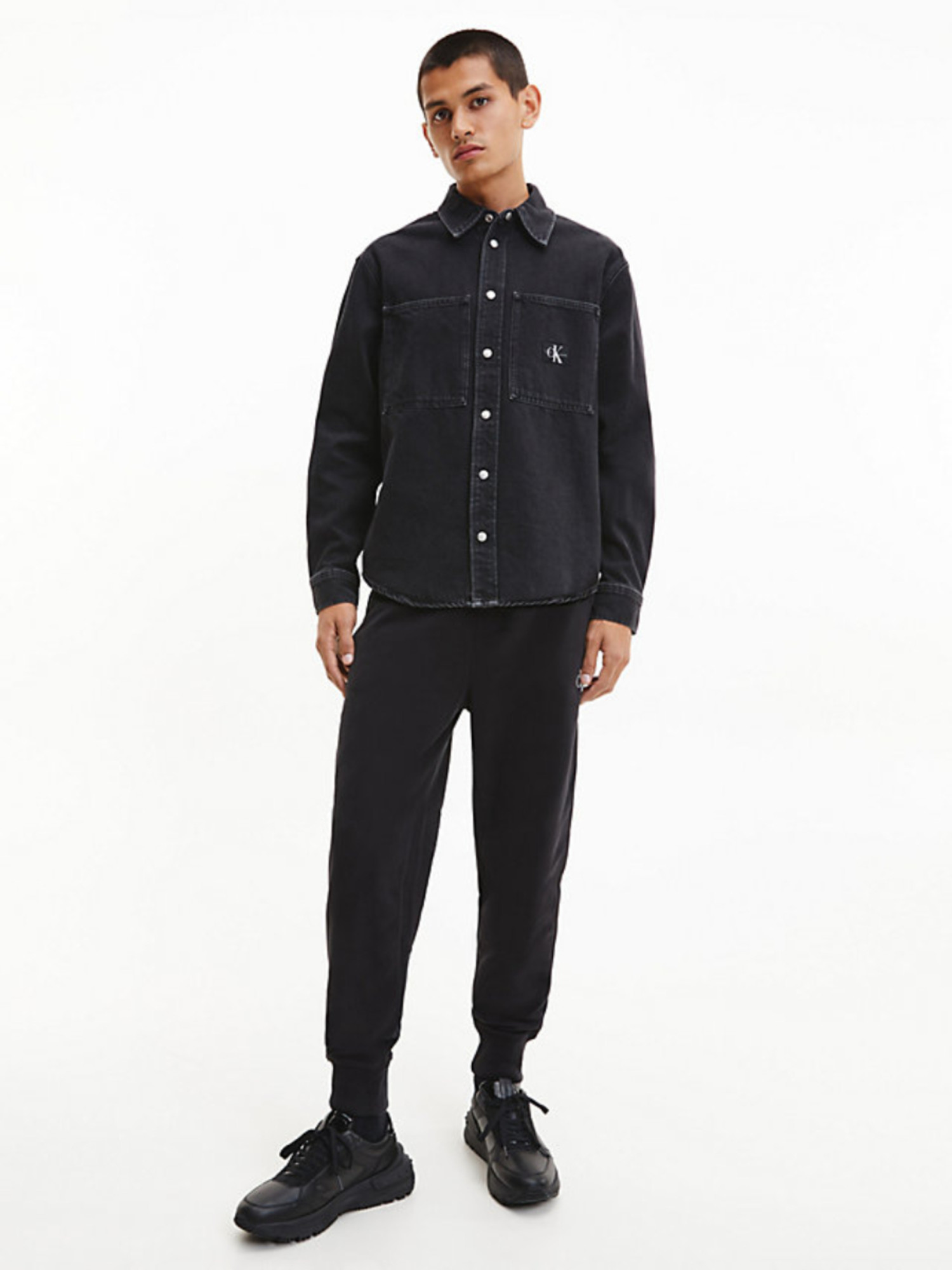 detail Calvin Klein pánská černá džínová košile