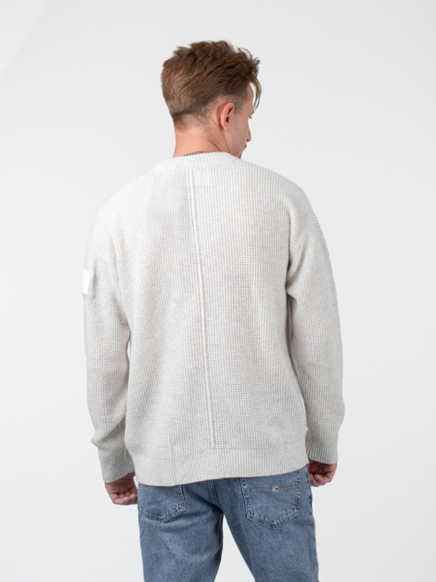 detail Calvin Klein pánský světle šedý svetr