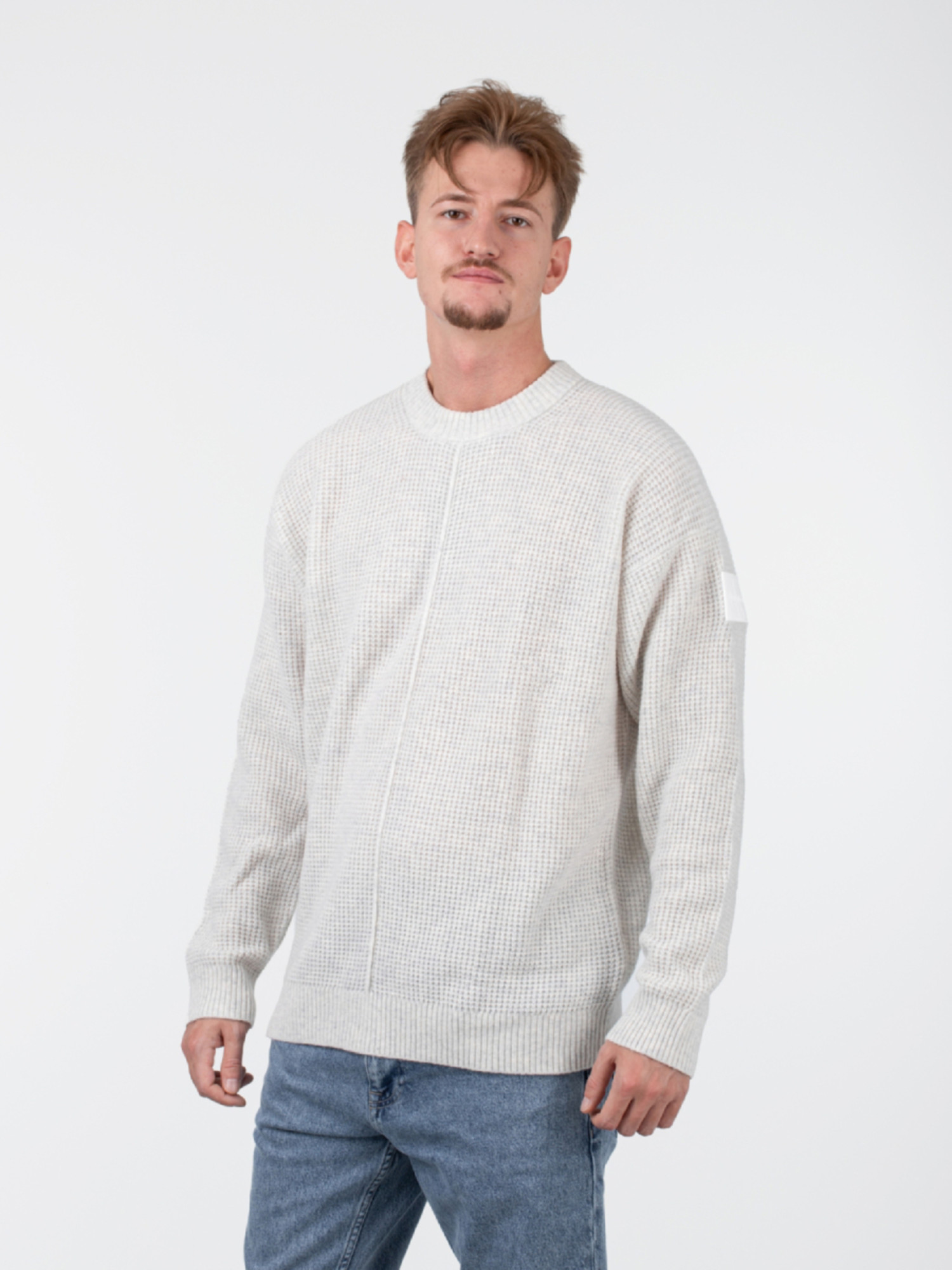 detail Calvin Klein pánský světle šedý svetr