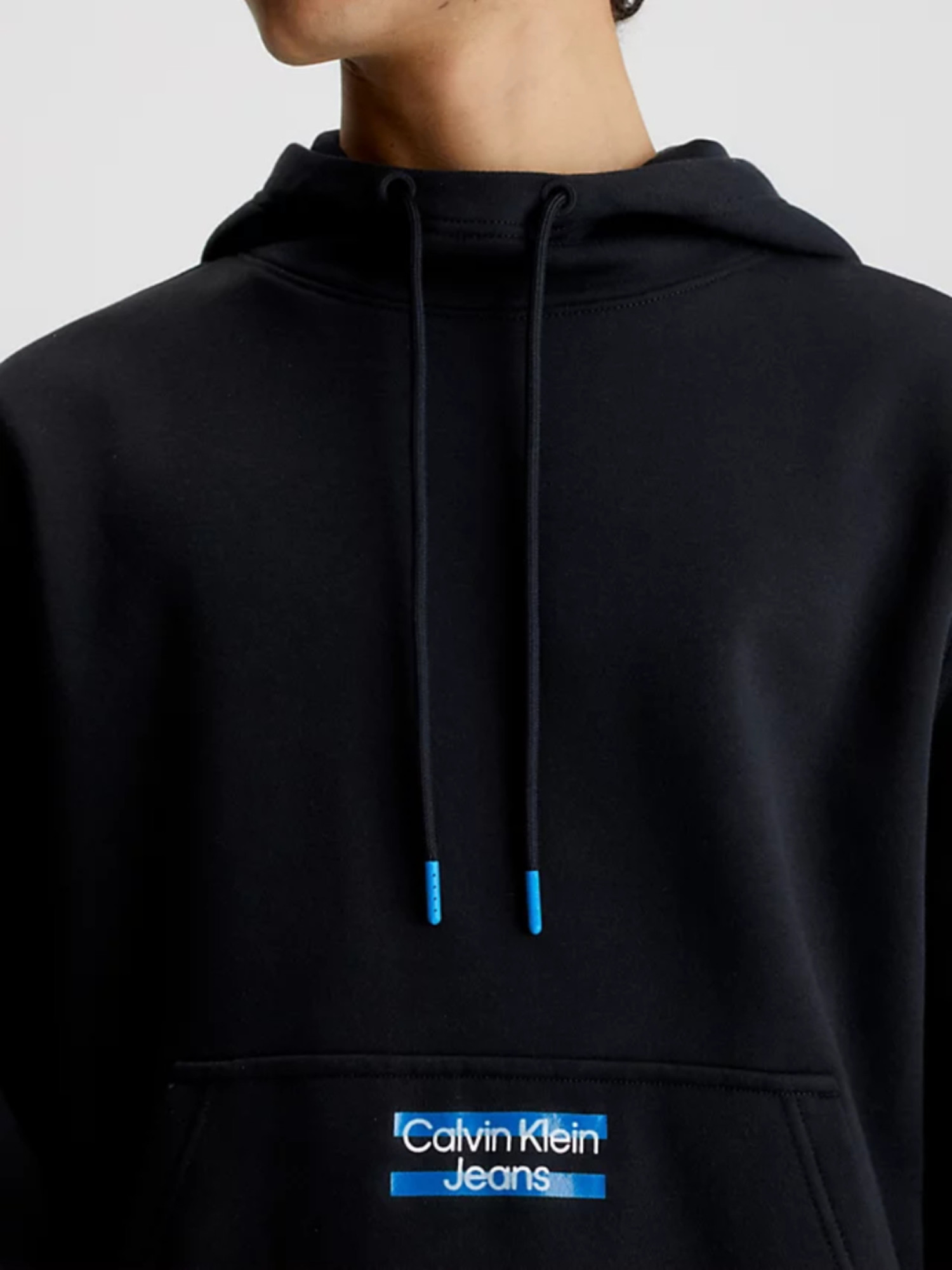detail Calvin Klein pánská černá mikina TRANSPARENT STRIPE LOGO
