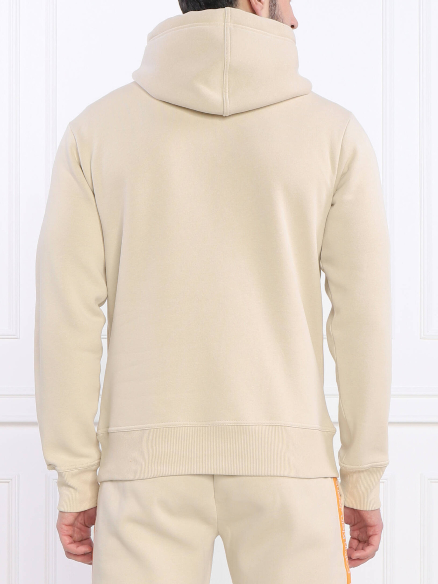 detail Calvin Klein pánská béžová mikina