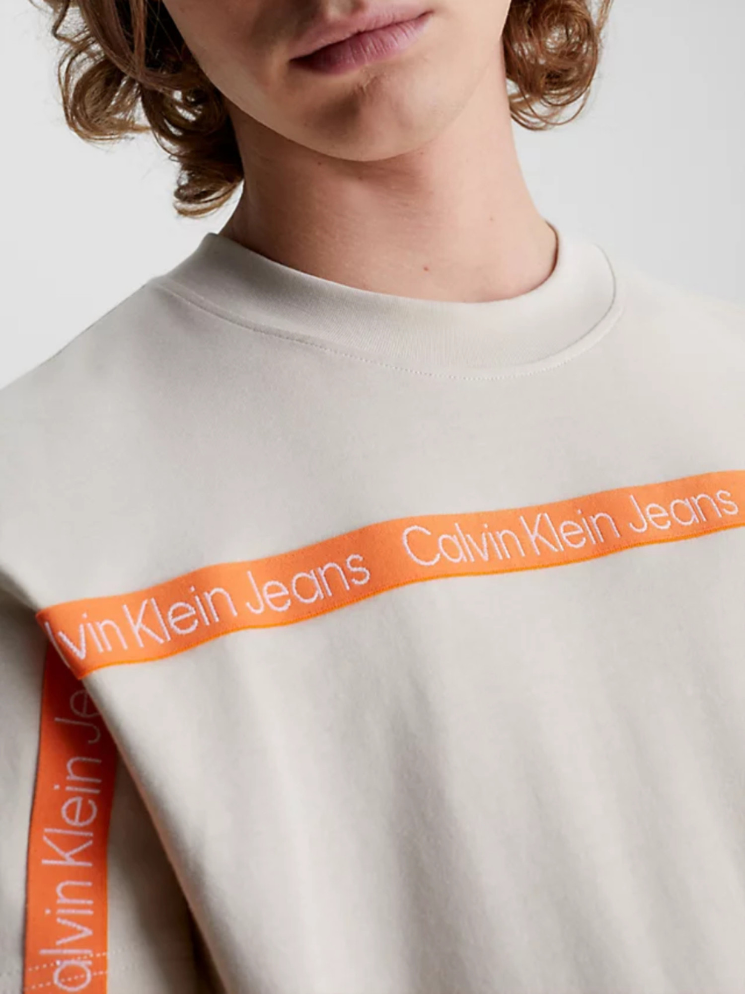 detail Calvin Klein pánské béžové tričko LOGO TAPE