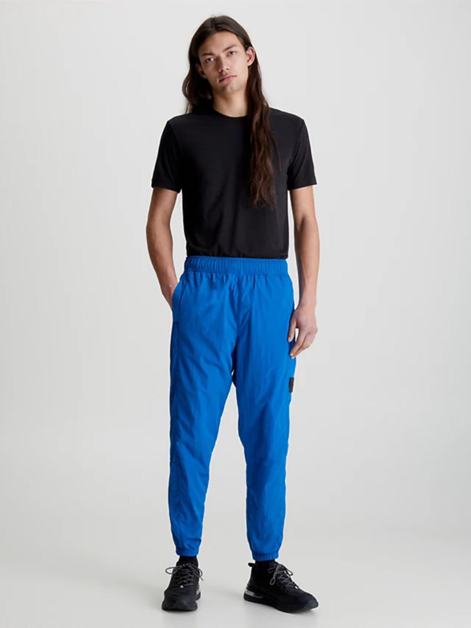 detail Calvin Klein pánské černé tričko LOGO TAB