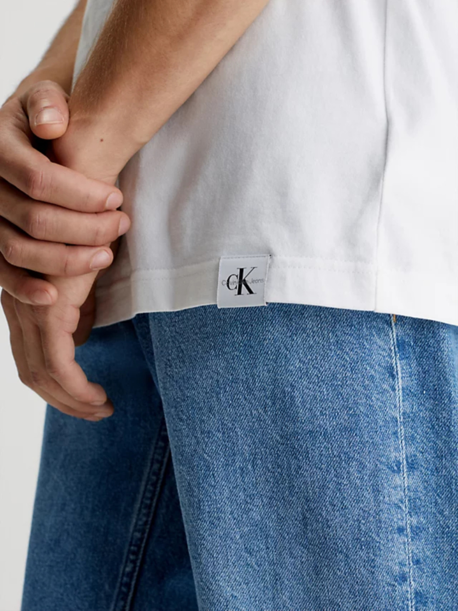 detail Calvin Klein pánské bílé tričko LOGO TAB