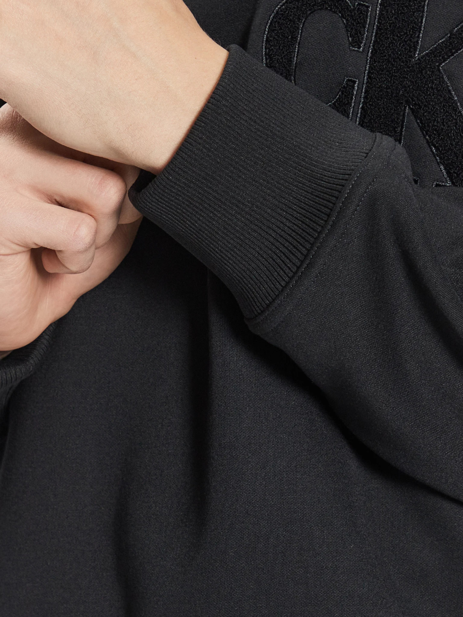 detail Calvin Klein pánská černá mikina