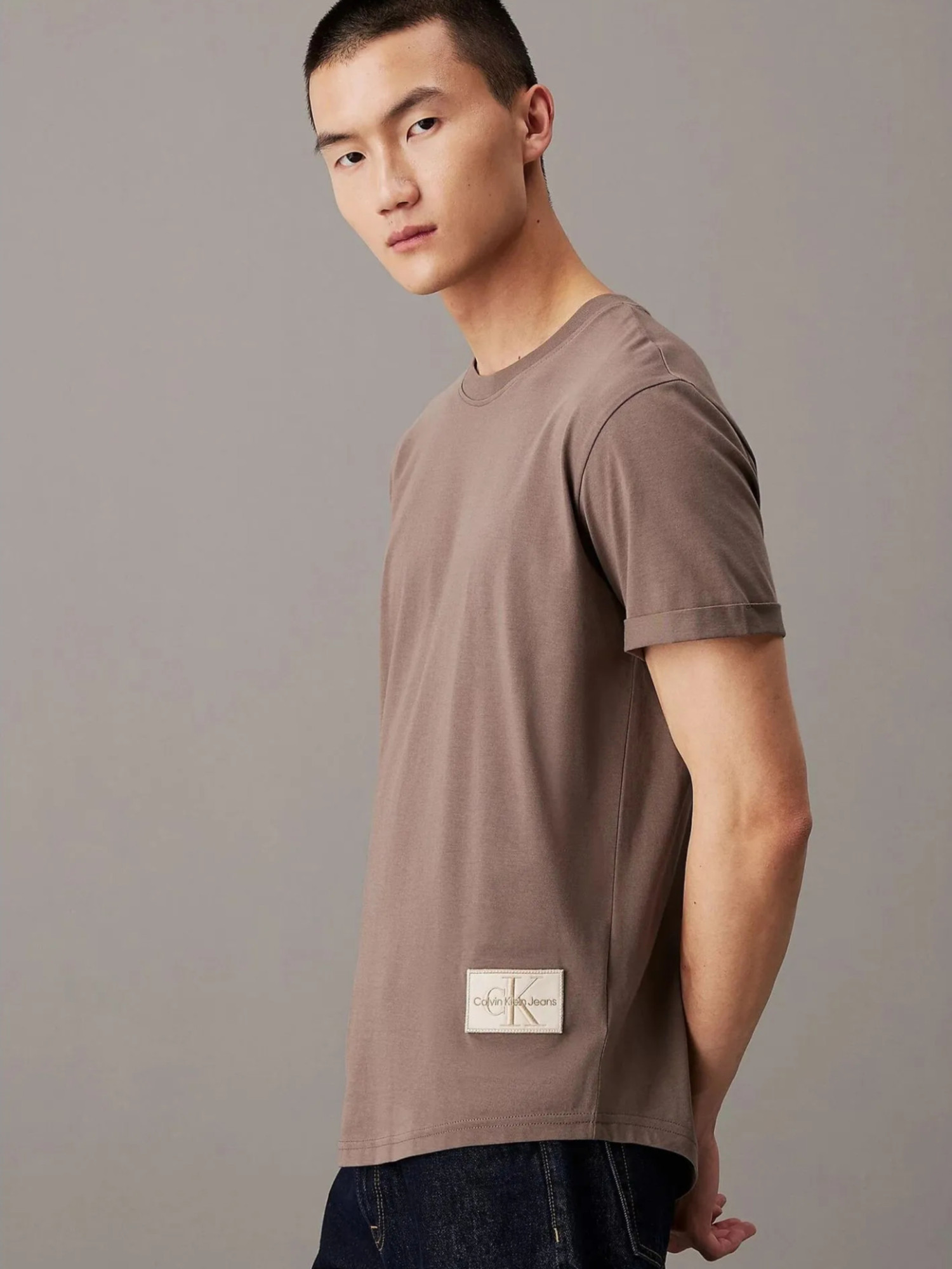 detail Calvin Klein pánské hnědé tričko