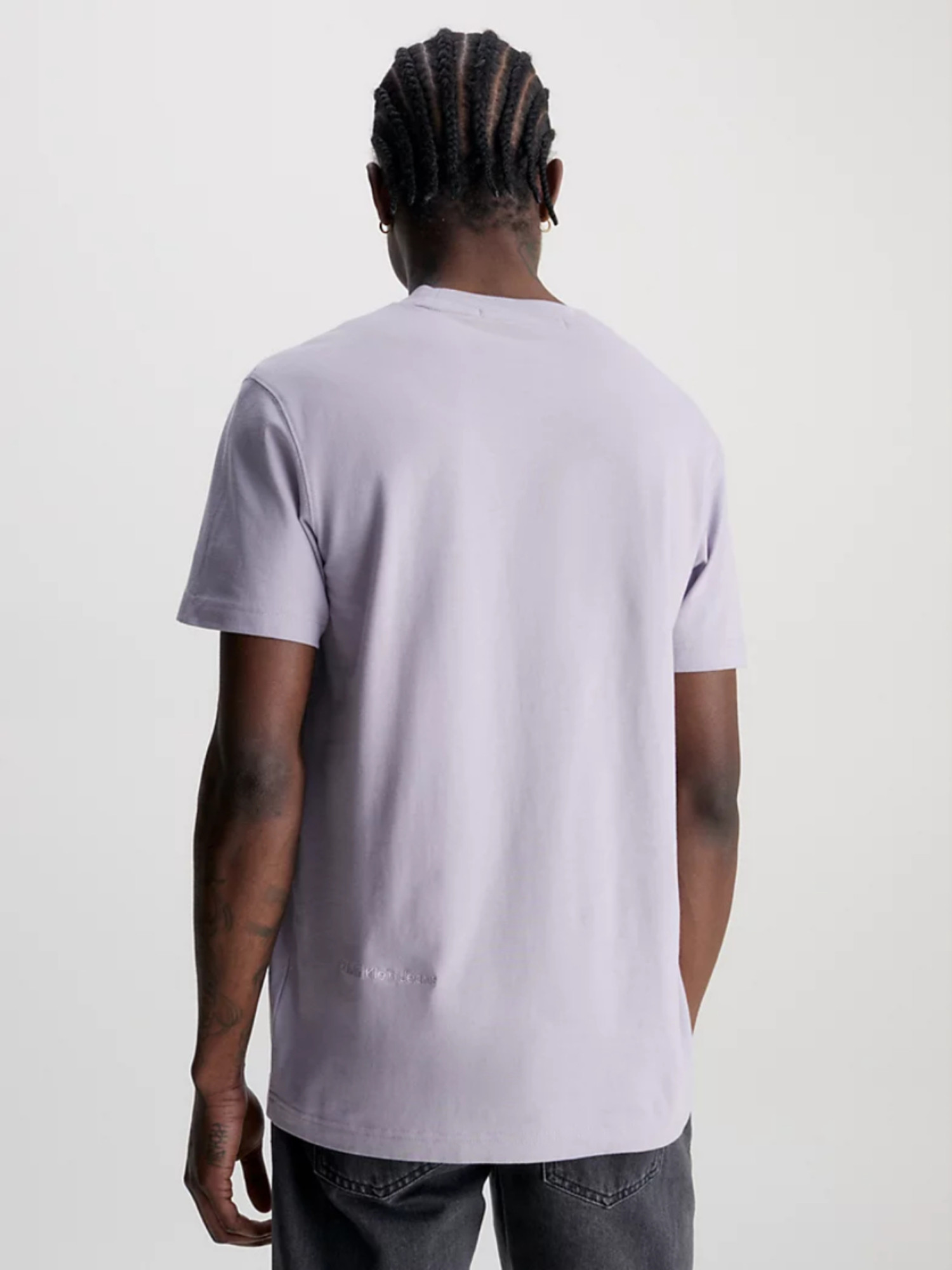 detail Calvin Klein pánské fialové tričko