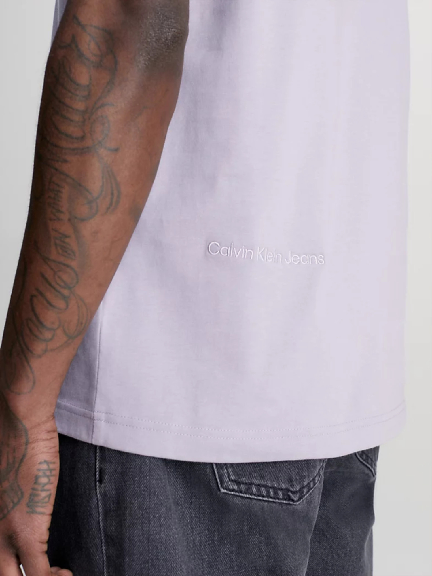 detail Calvin Klein pánské fialové tričko