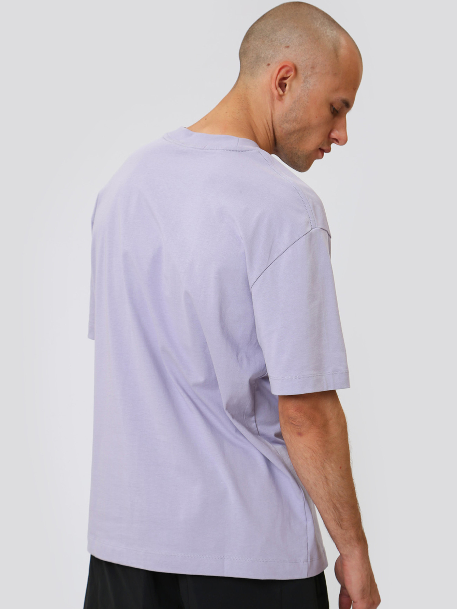 detail Calvin Klein pánské fialové tričko