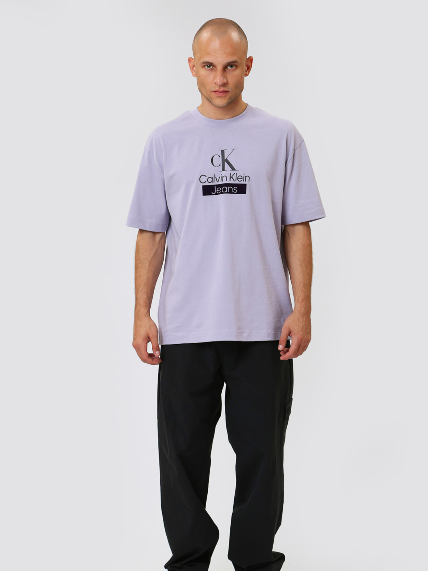 detail Calvin Klein pánské fialové tričko