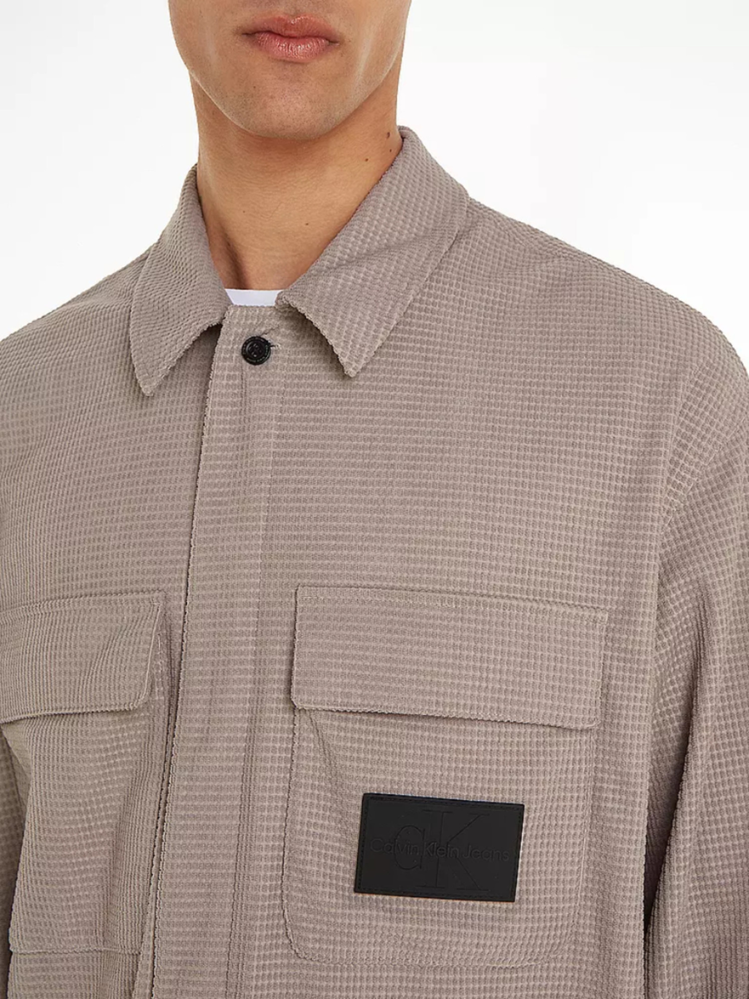 detail Calvin Klein pánská béžová košile