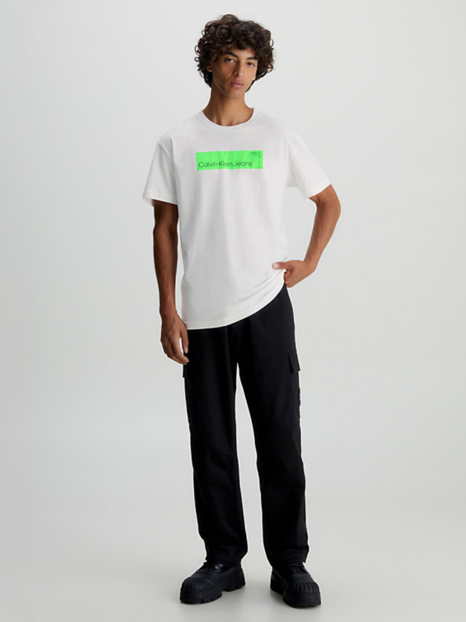 detail Calvin Klein pánské bílé tričko