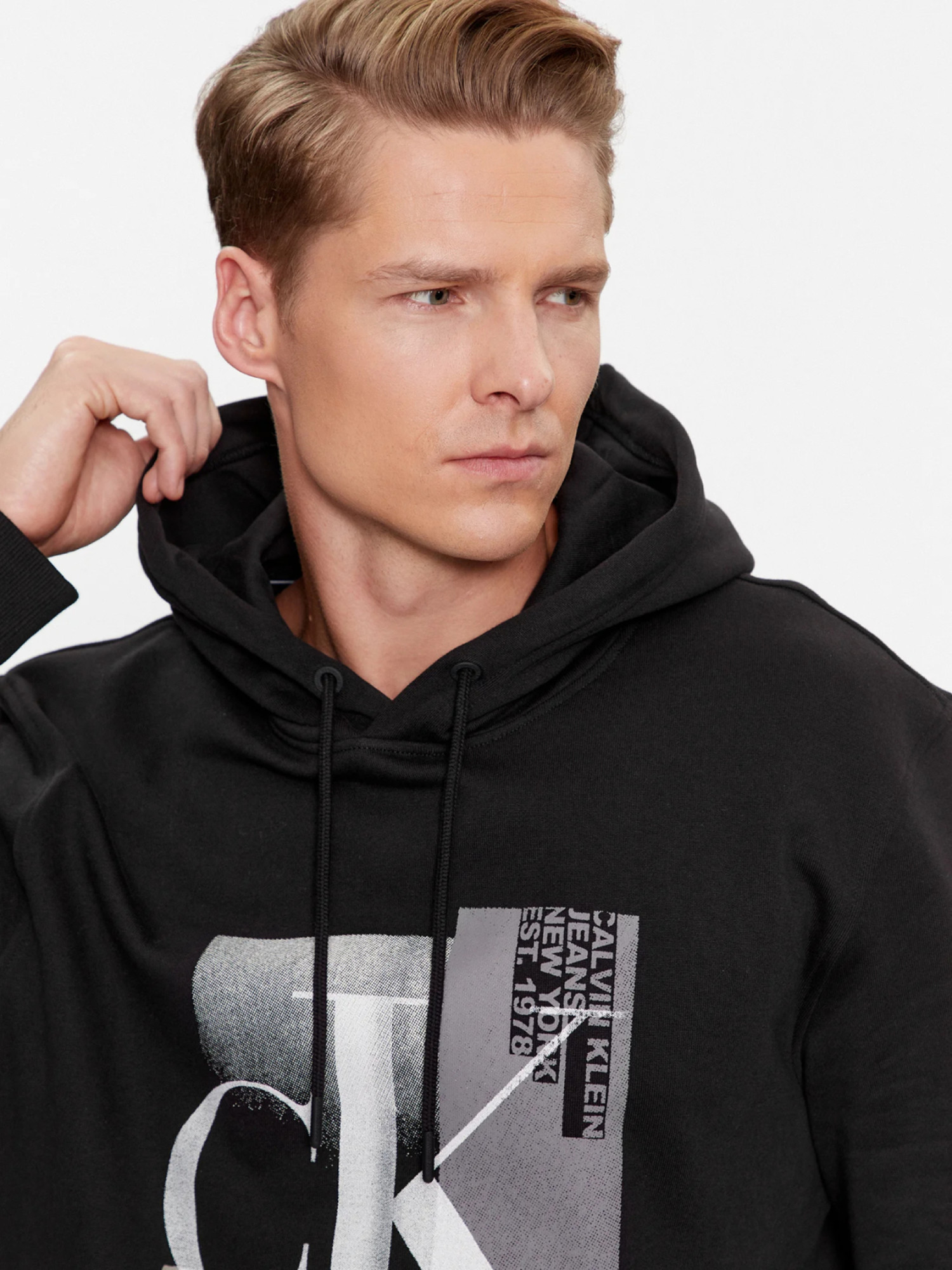 detail Calvin Klein pánská černá mikina