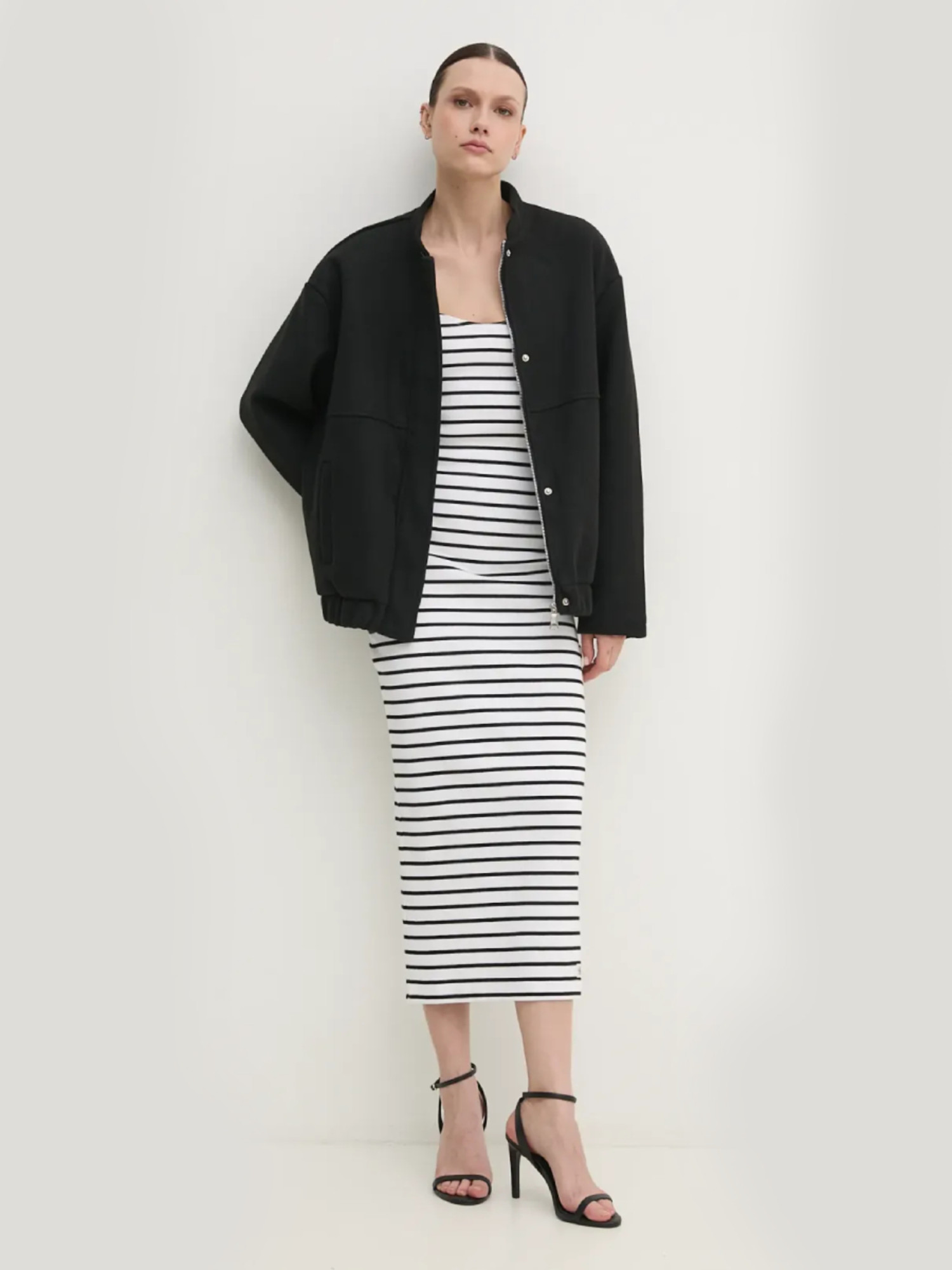 detail Calvin Klein dámské černobílé šaty