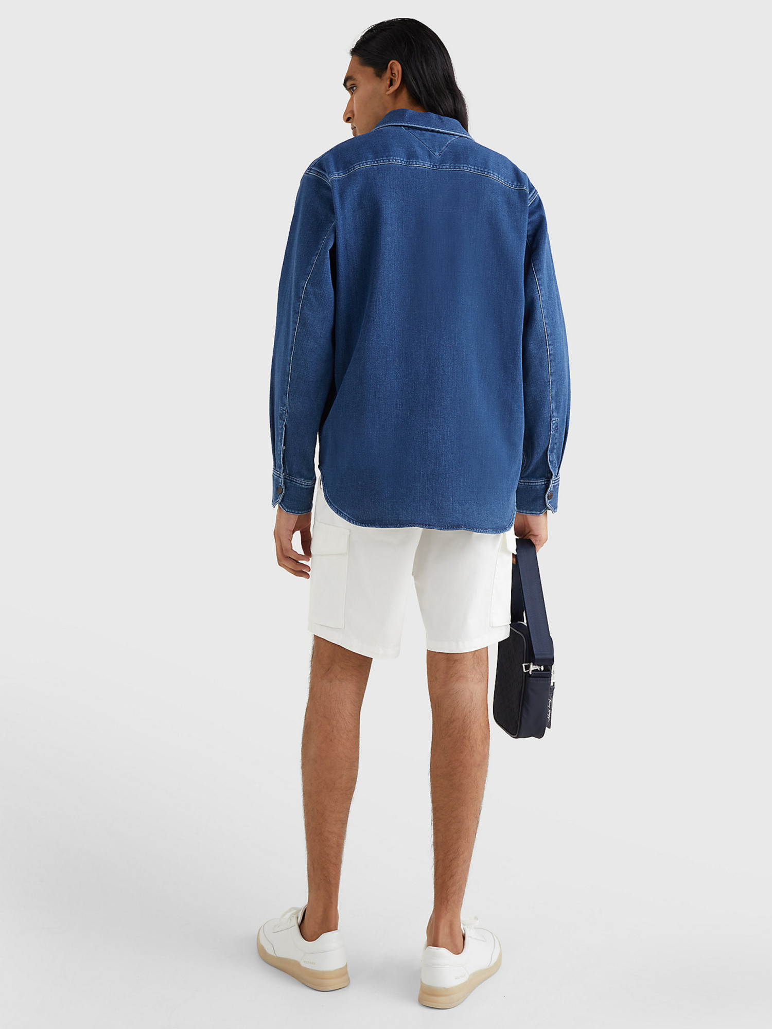 detail Tommy Hilfiger pánská modrá džínová košile