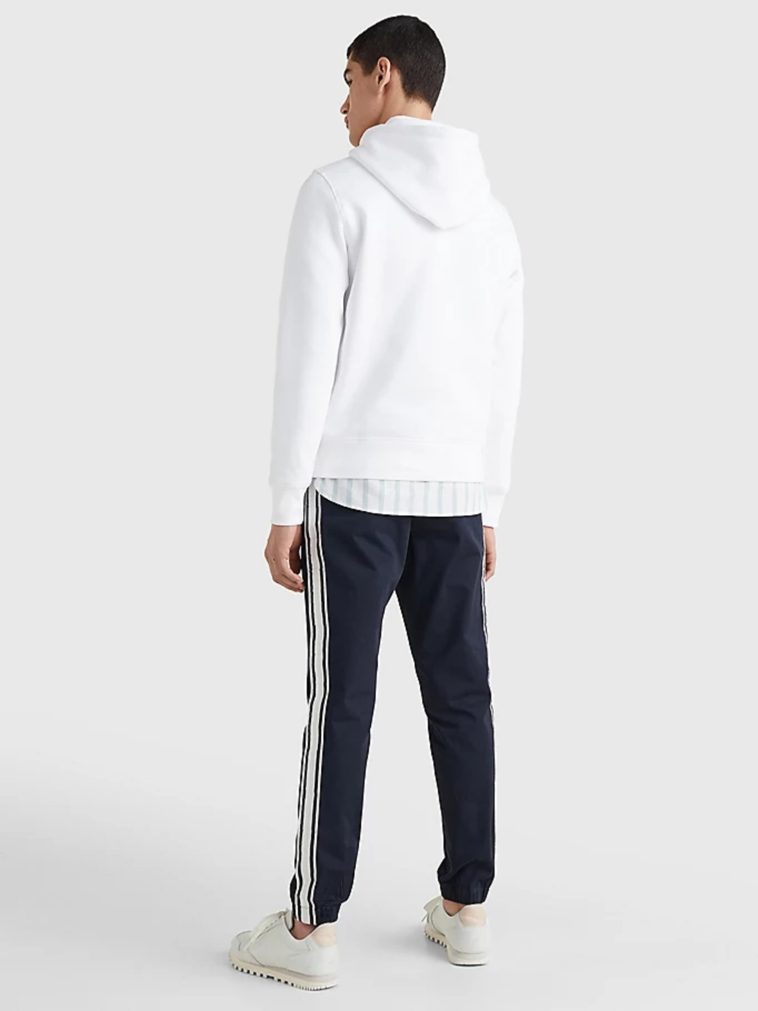 detail Tommy Hilfiger pánská bílá mikina Flag