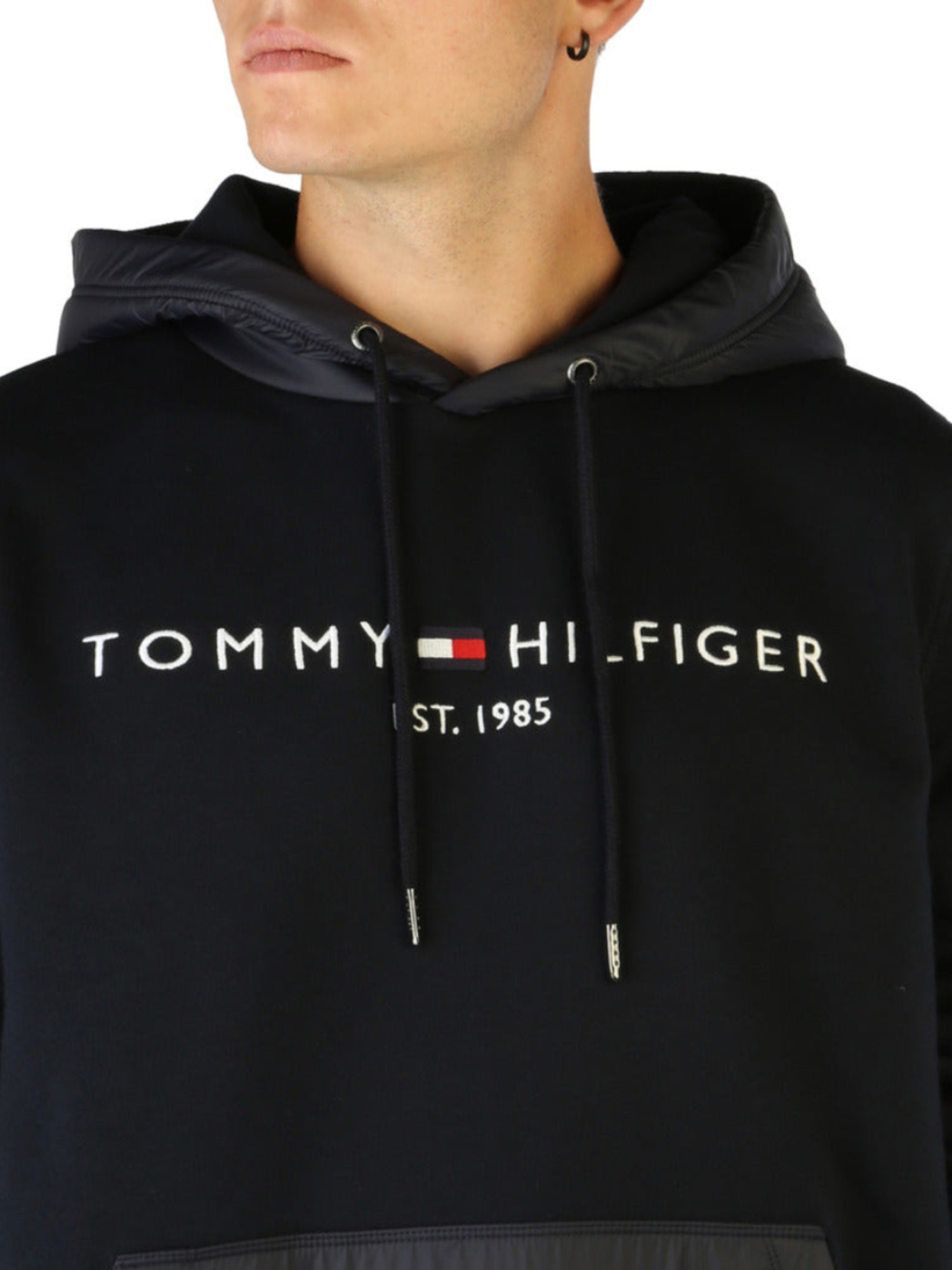 detail Tommy Hilfiger pánská modrá mikina