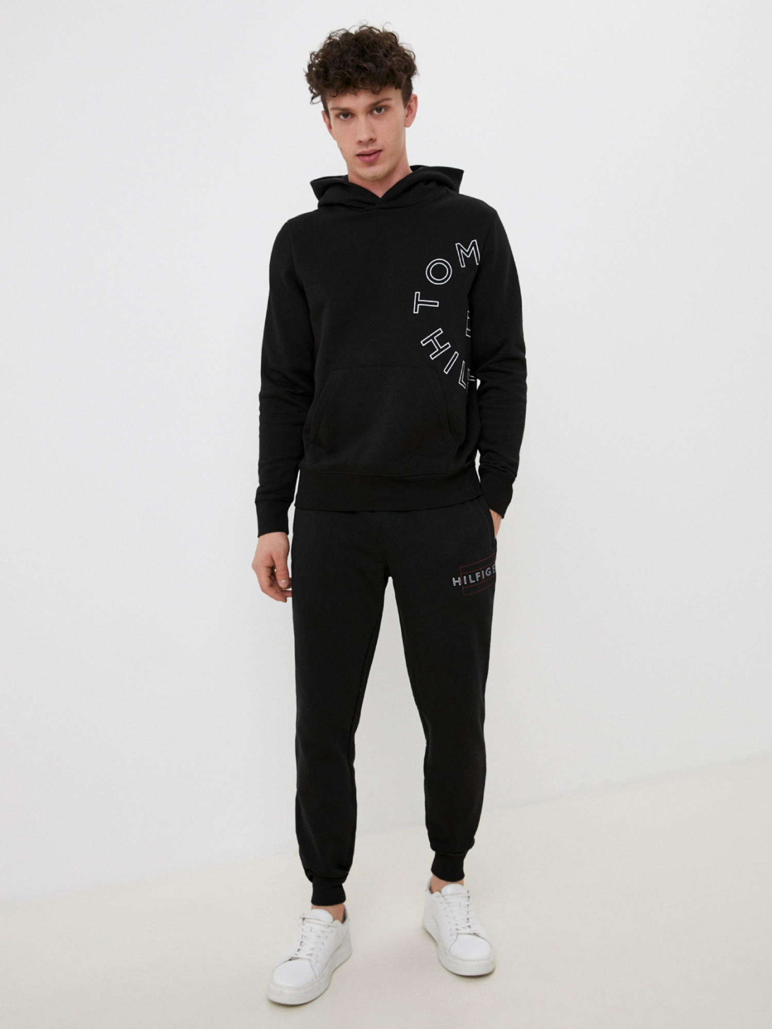 detail Tommy Hilfiger pánská černá mikina