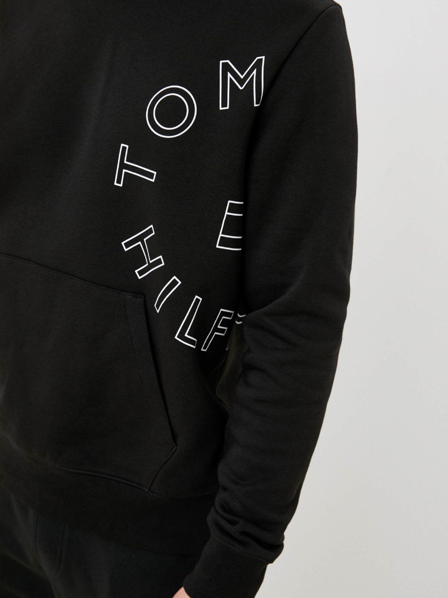 detail Tommy Hilfiger pánská černá mikina