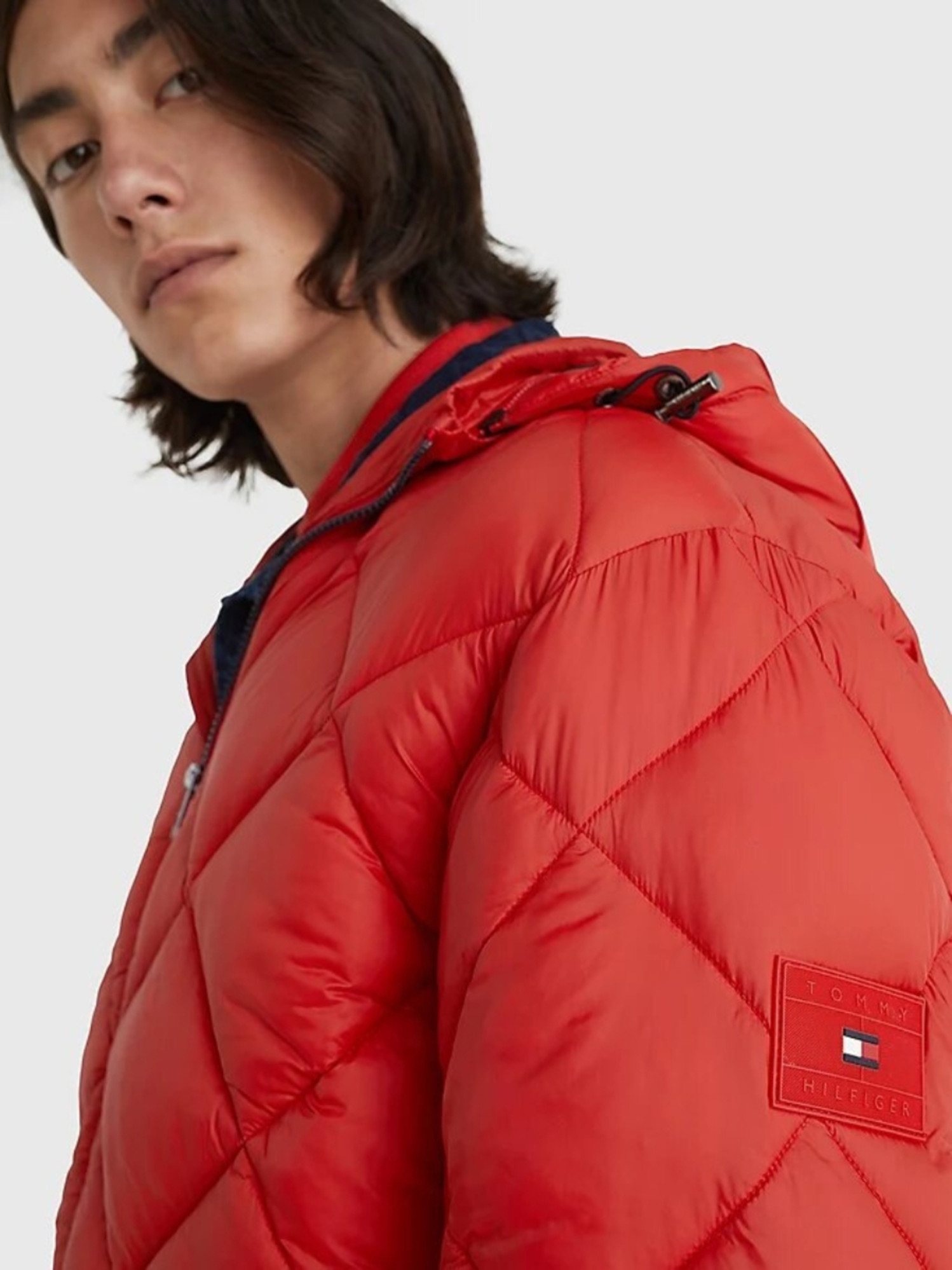 detail Tommy Hilfiger pánská červená bunda