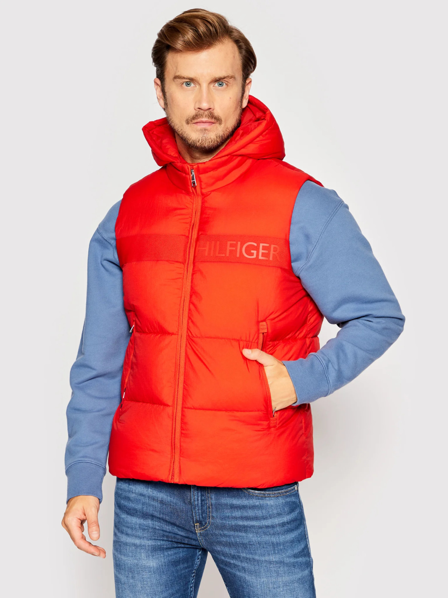 detail Tommy Hilfiger pánská červená vesta