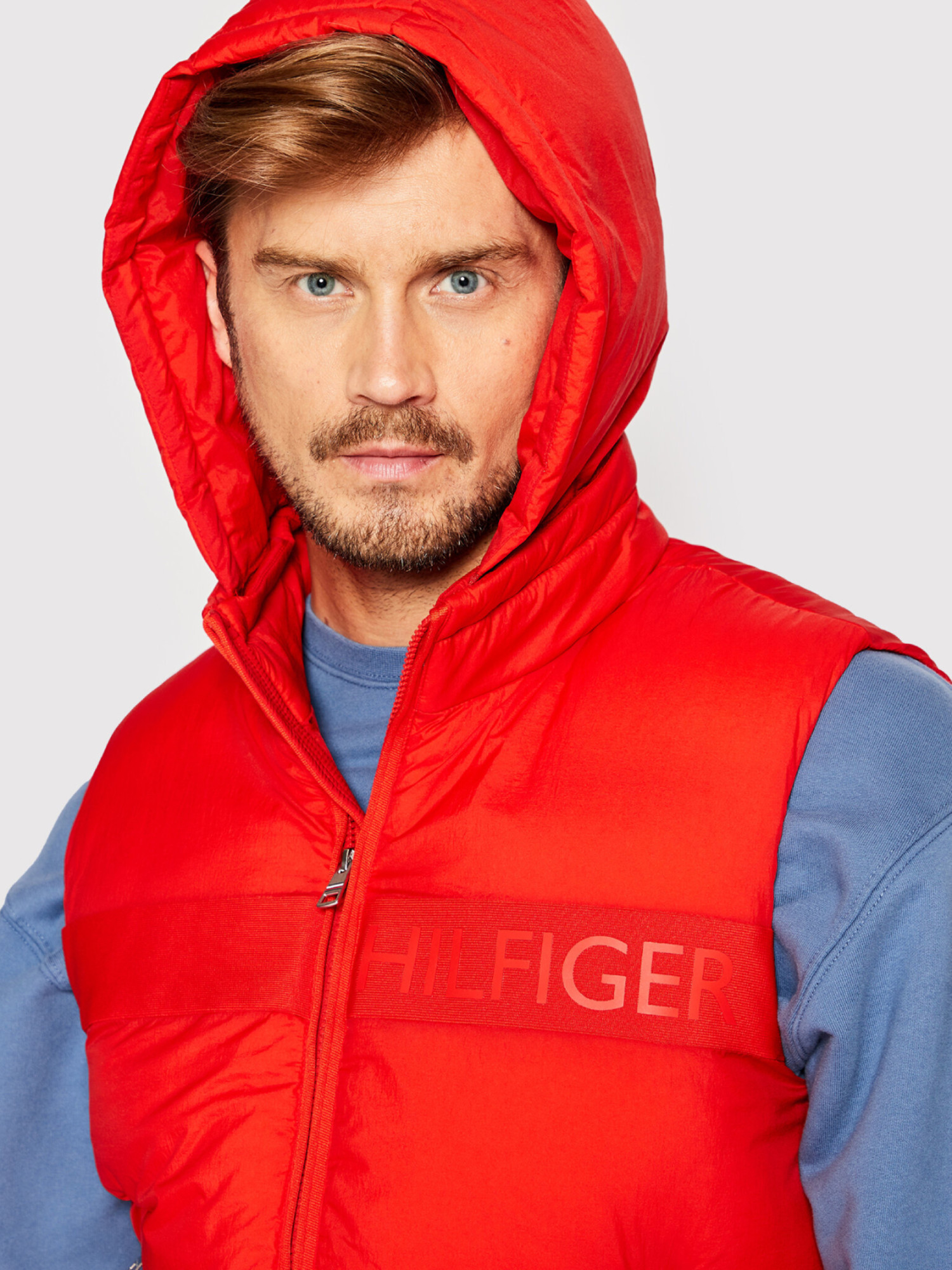 detail Tommy Hilfiger pánská červená vesta