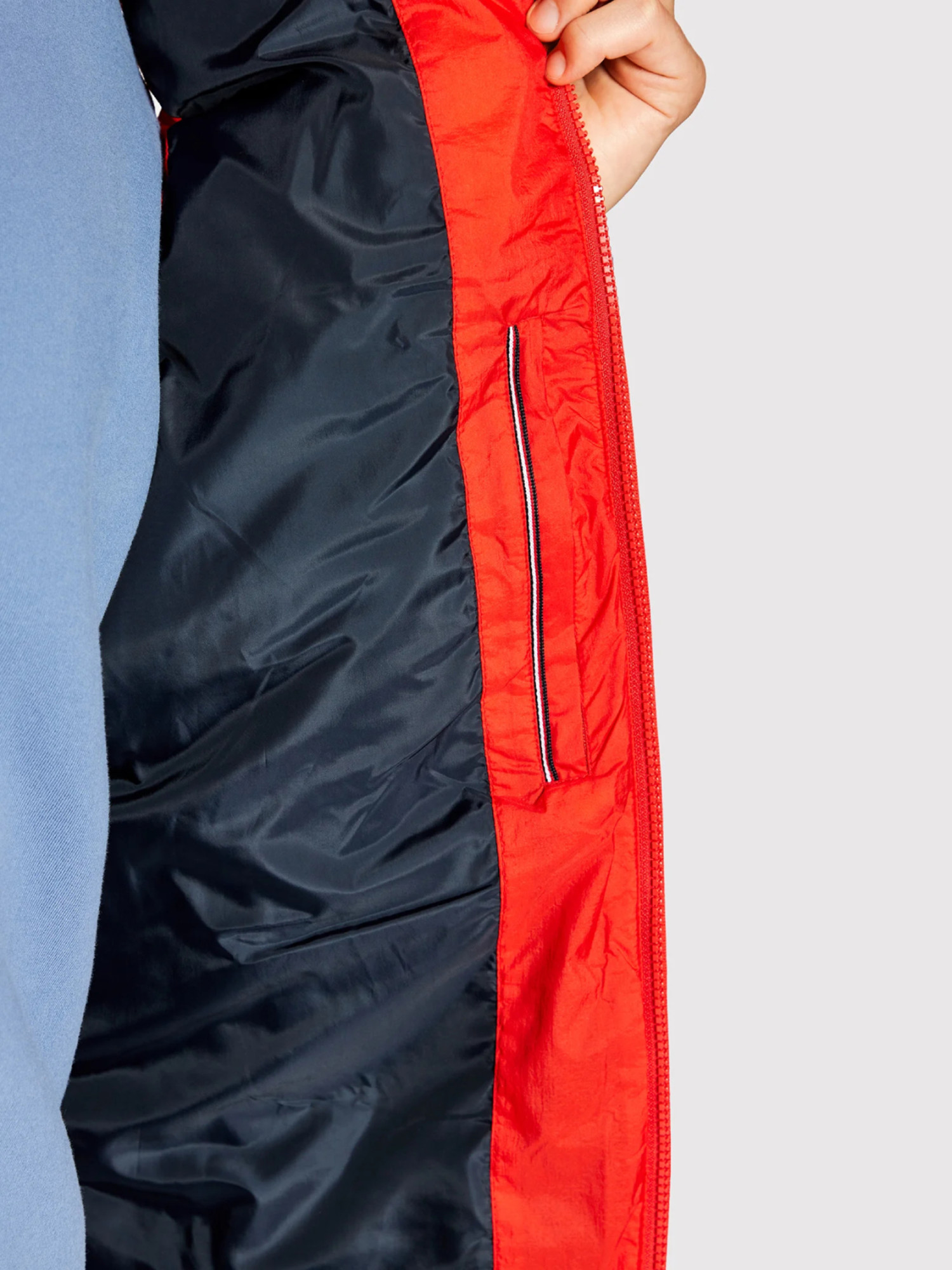 detail Tommy Hilfiger pánská červená vesta