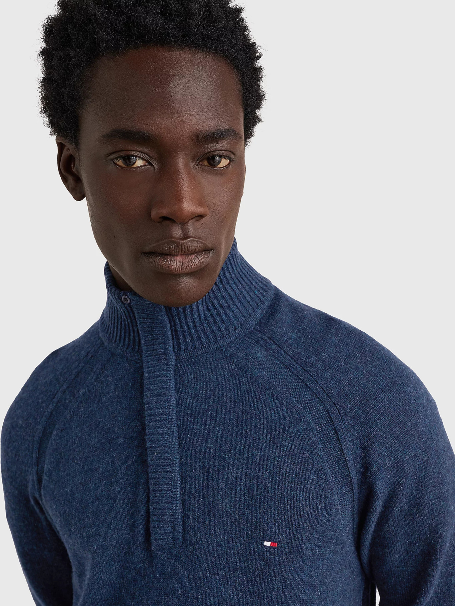 detail Tommy Hilfiger pánský modrý svetr