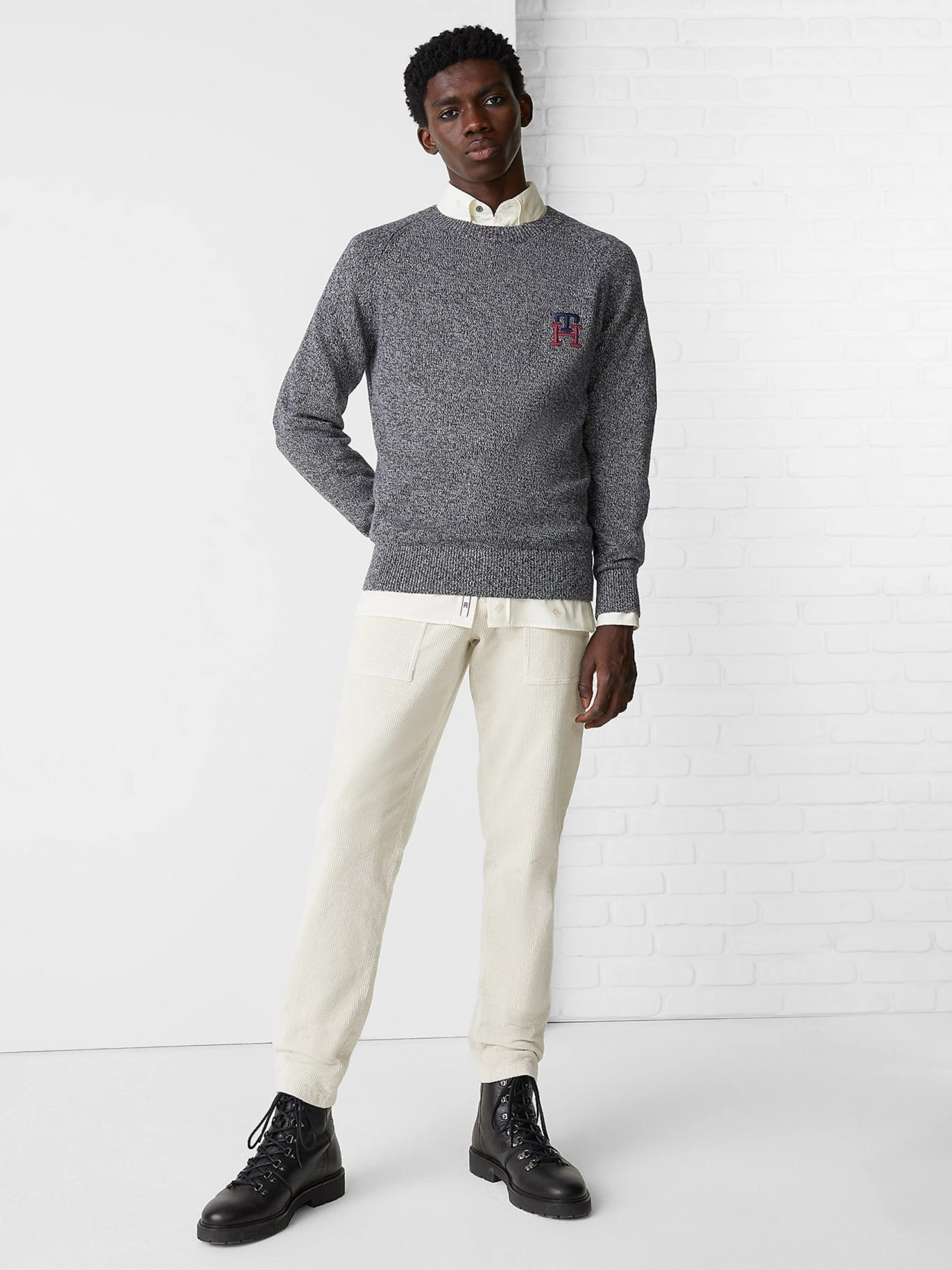 detail Tommy Hilfiger pánský tmavě šedý svetr TH Monogram