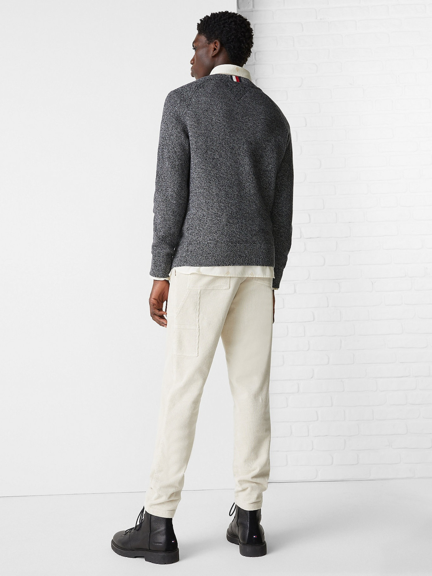 detail Tommy Hilfiger pánský tmavě šedý svetr TH Monogram