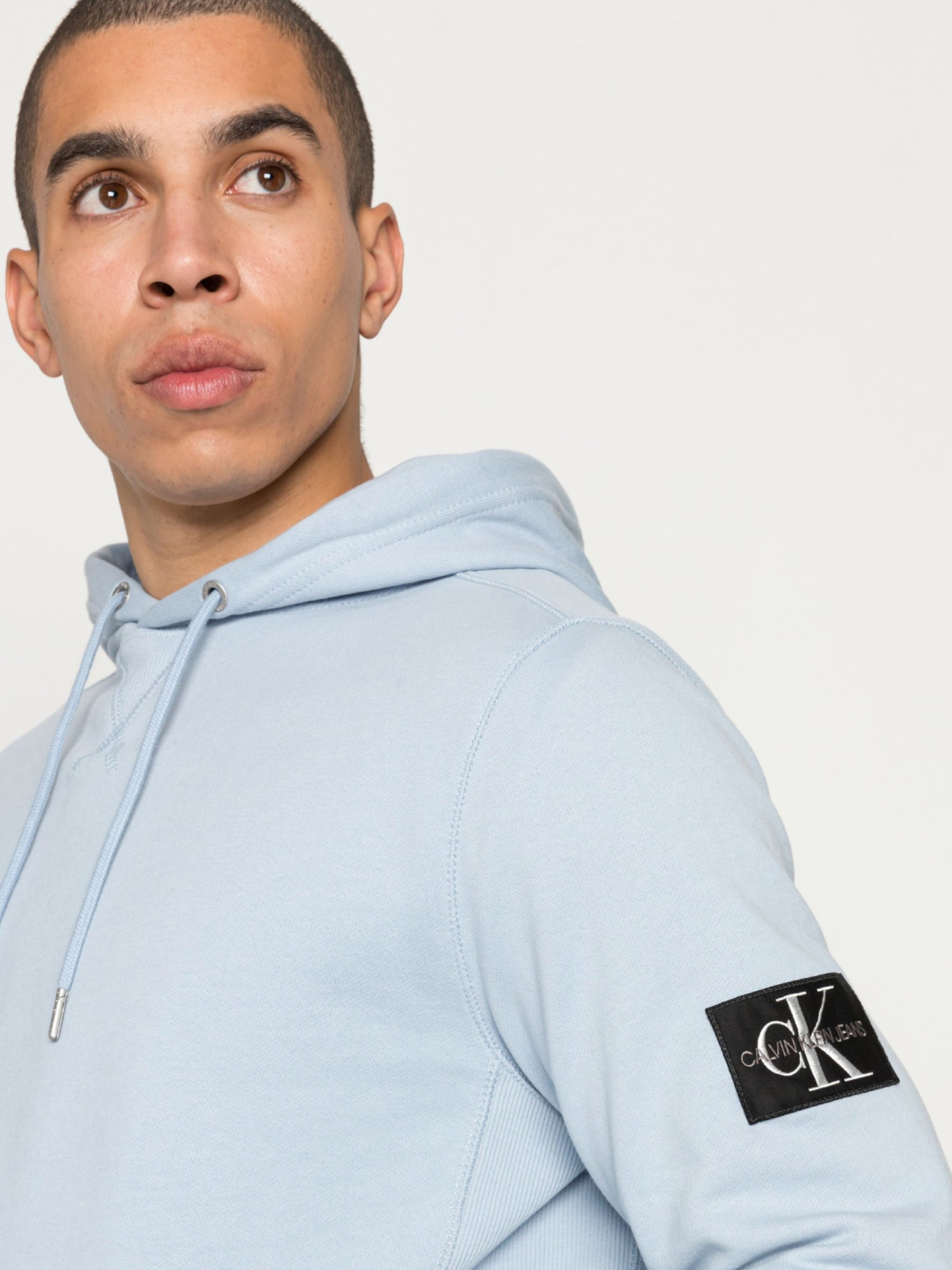 detail Calvin Klein pánská modrá mikina