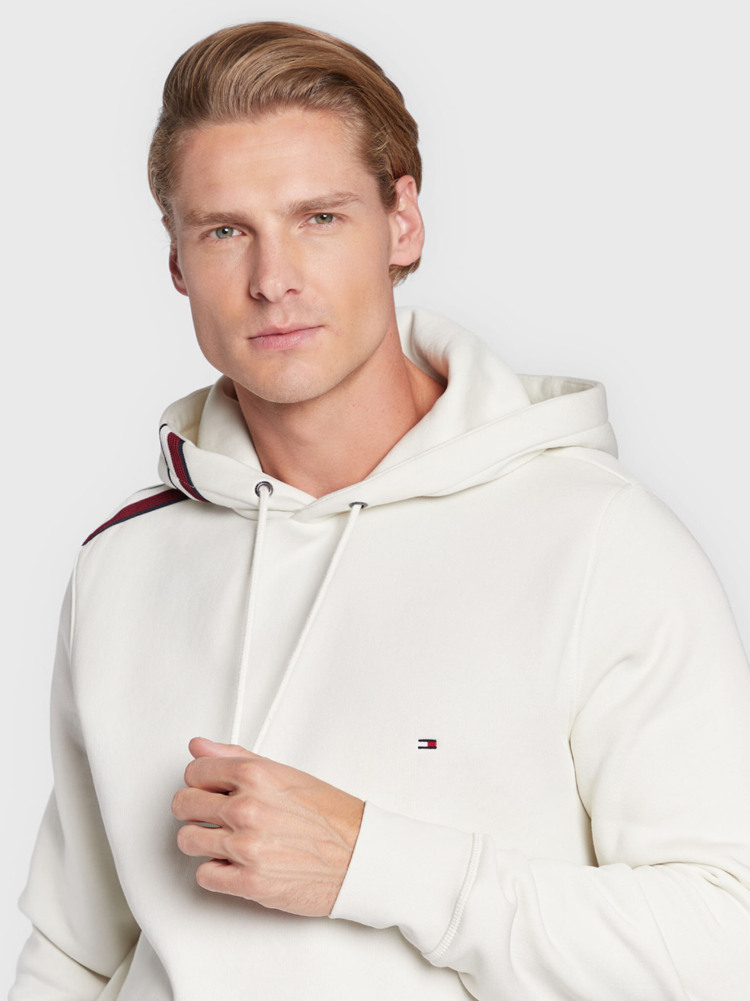 detail Tommy Hilfiger pánská krémová mikina