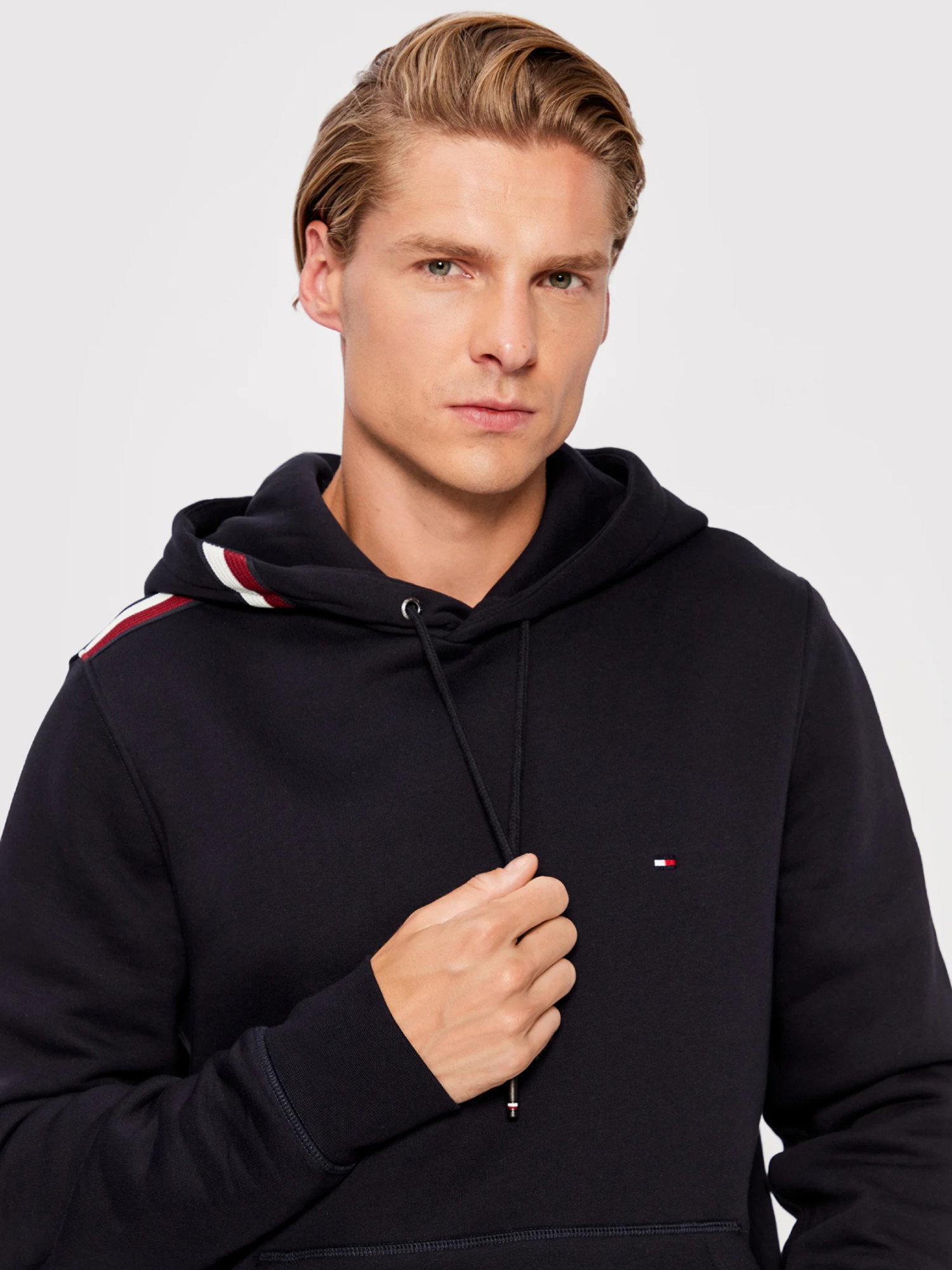 detail Tommy Hilfiger pánská tmavě modrá mikina