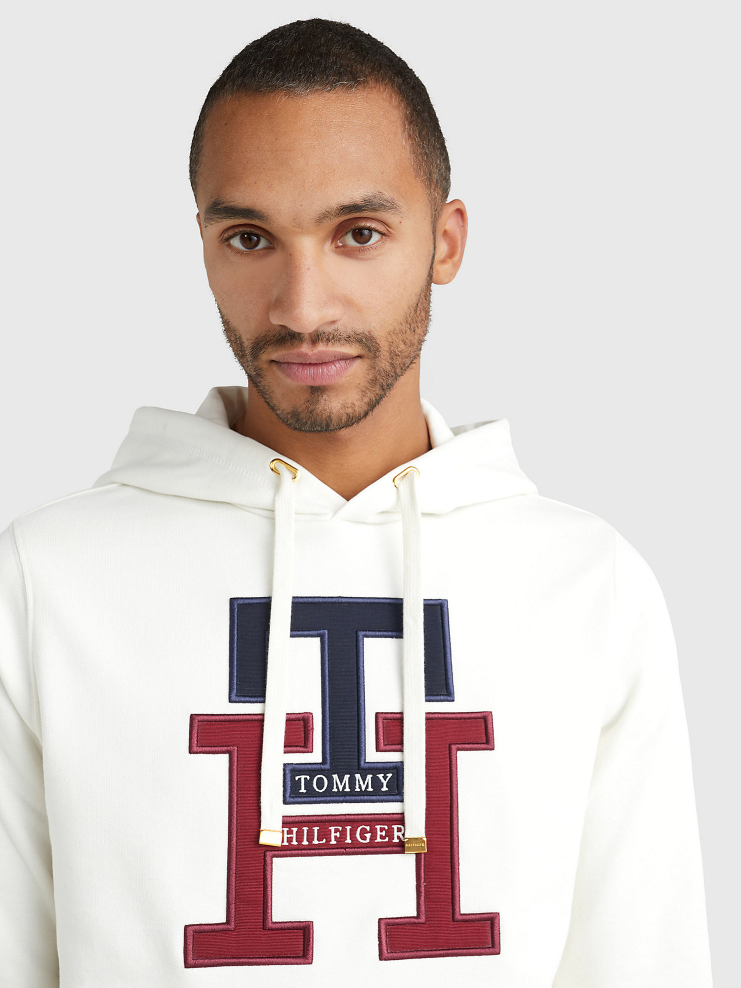 detail Tommy Hilfiger pánská bílá mikina