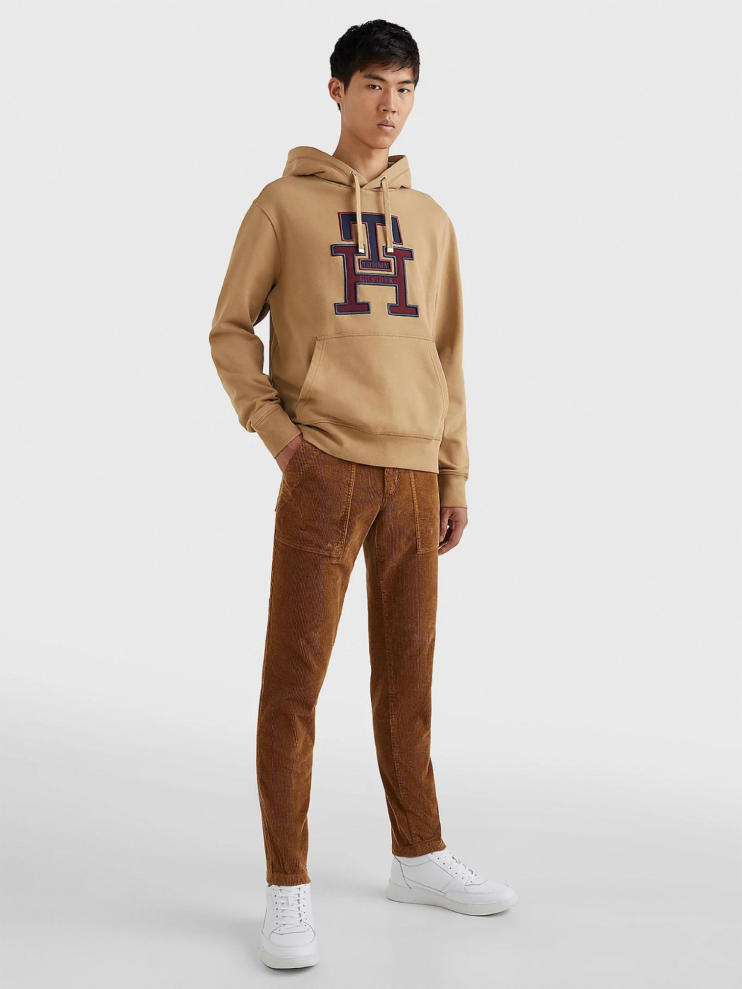 detail Tommy Hilfiger pánská hnědá mikina