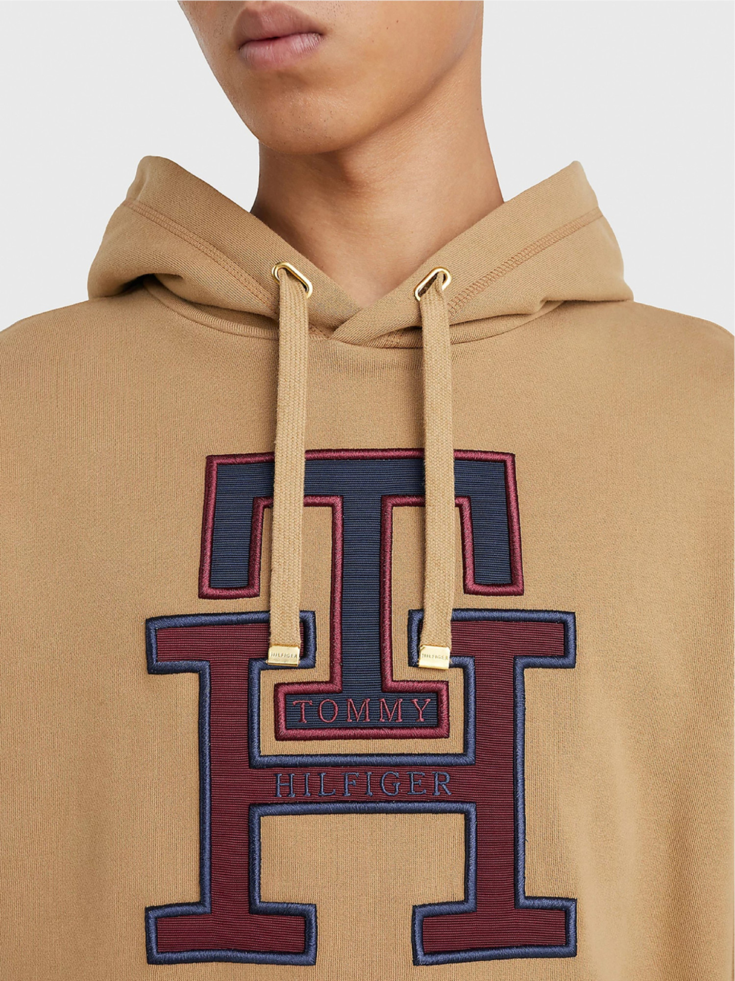 detail Tommy Hilfiger pánská hnědá mikina