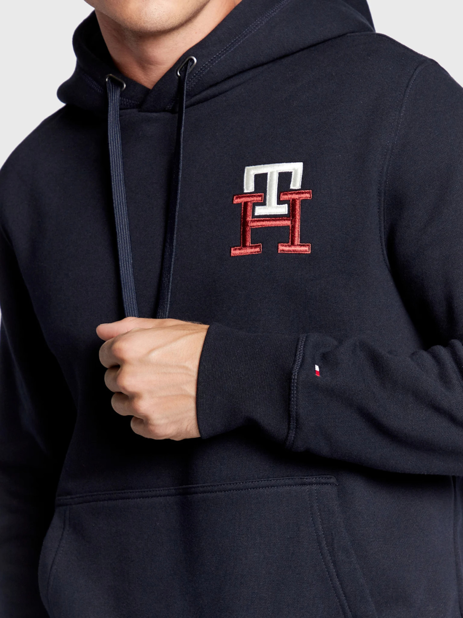 detail Tommy Hilfiger pánská tmavě modrá mikina