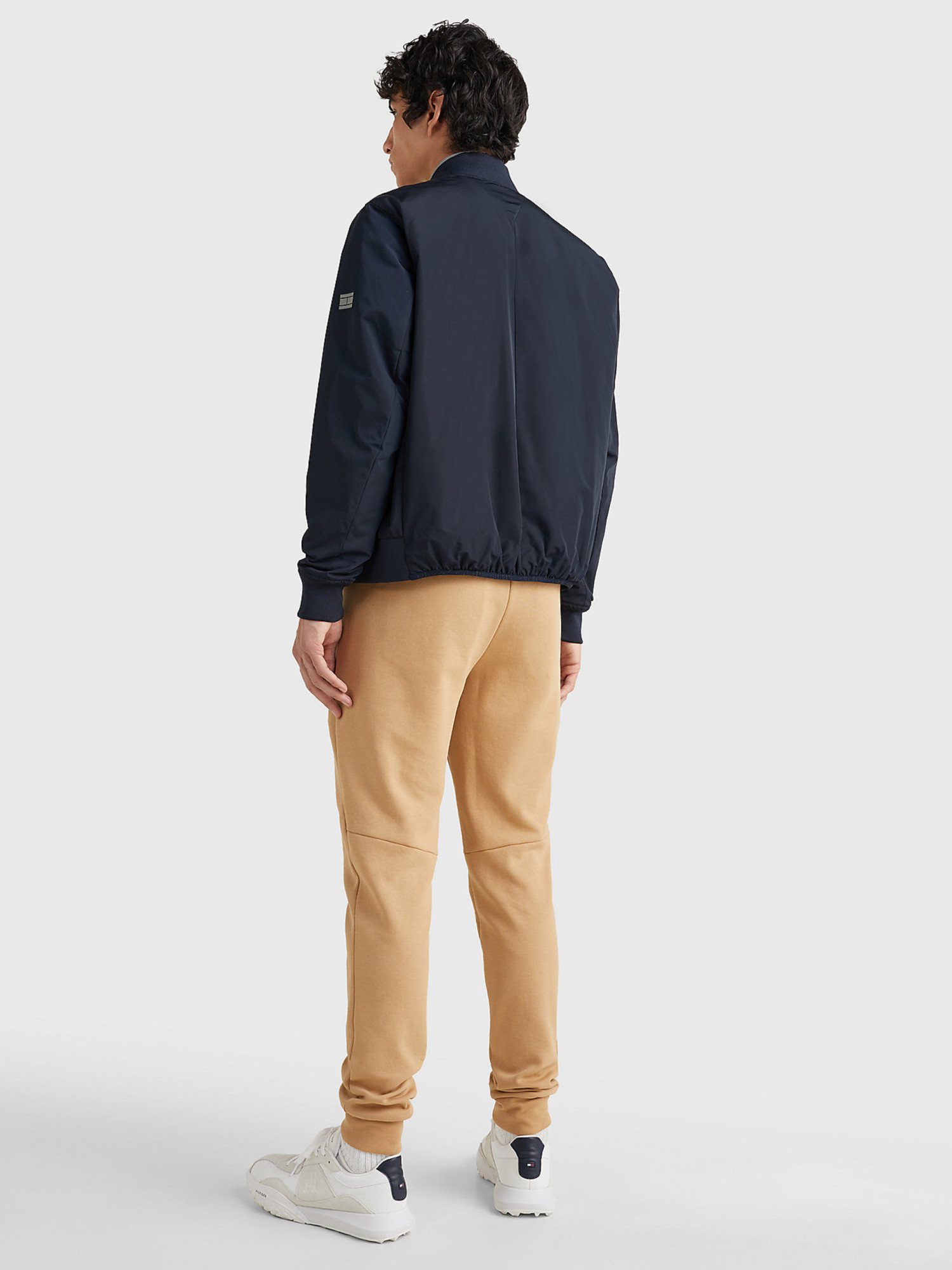 detail Tommy Hilfiger pánská tmavě modrá bunda