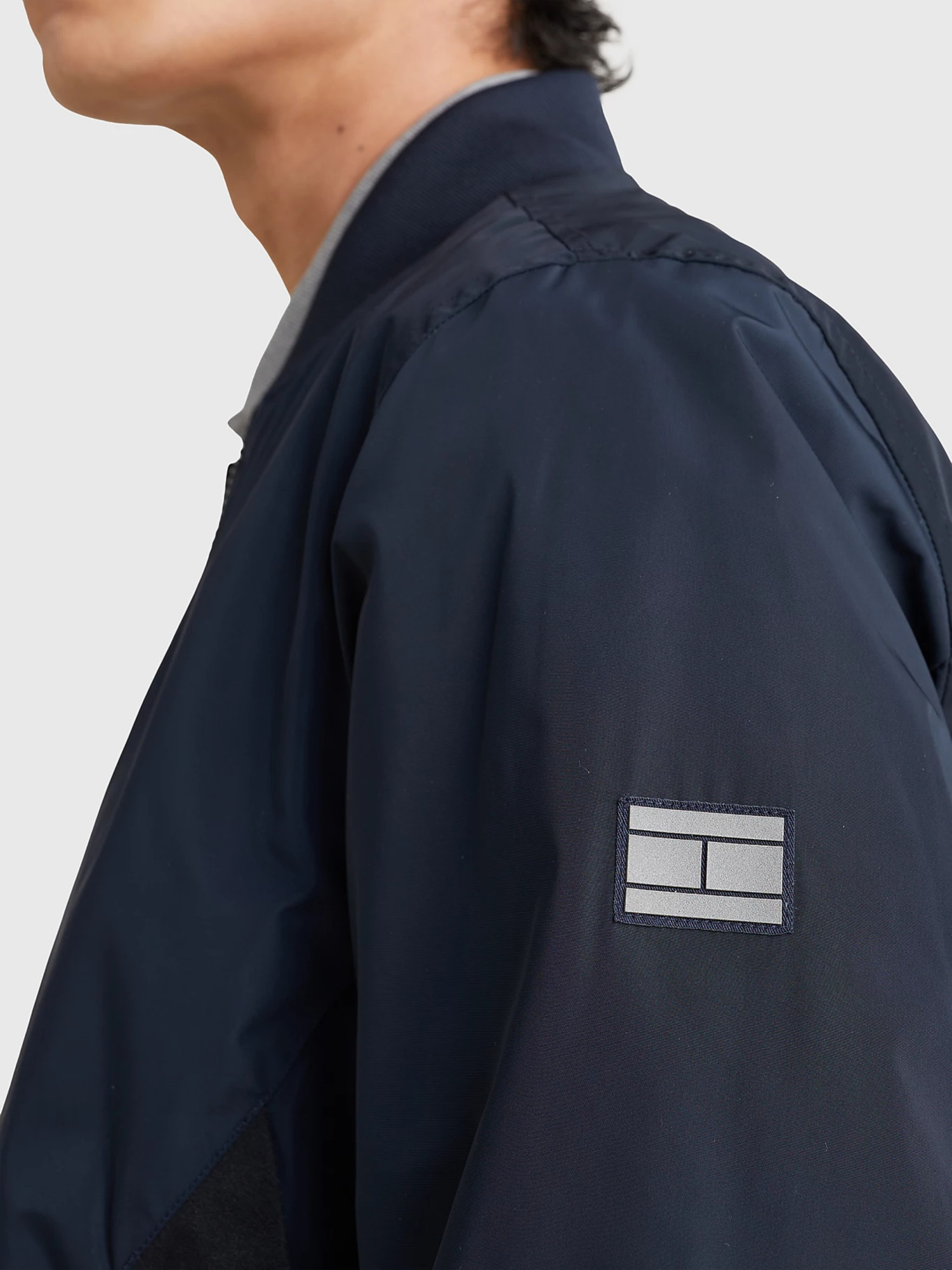 detail Tommy Hilfiger pánská tmavě modrá bunda